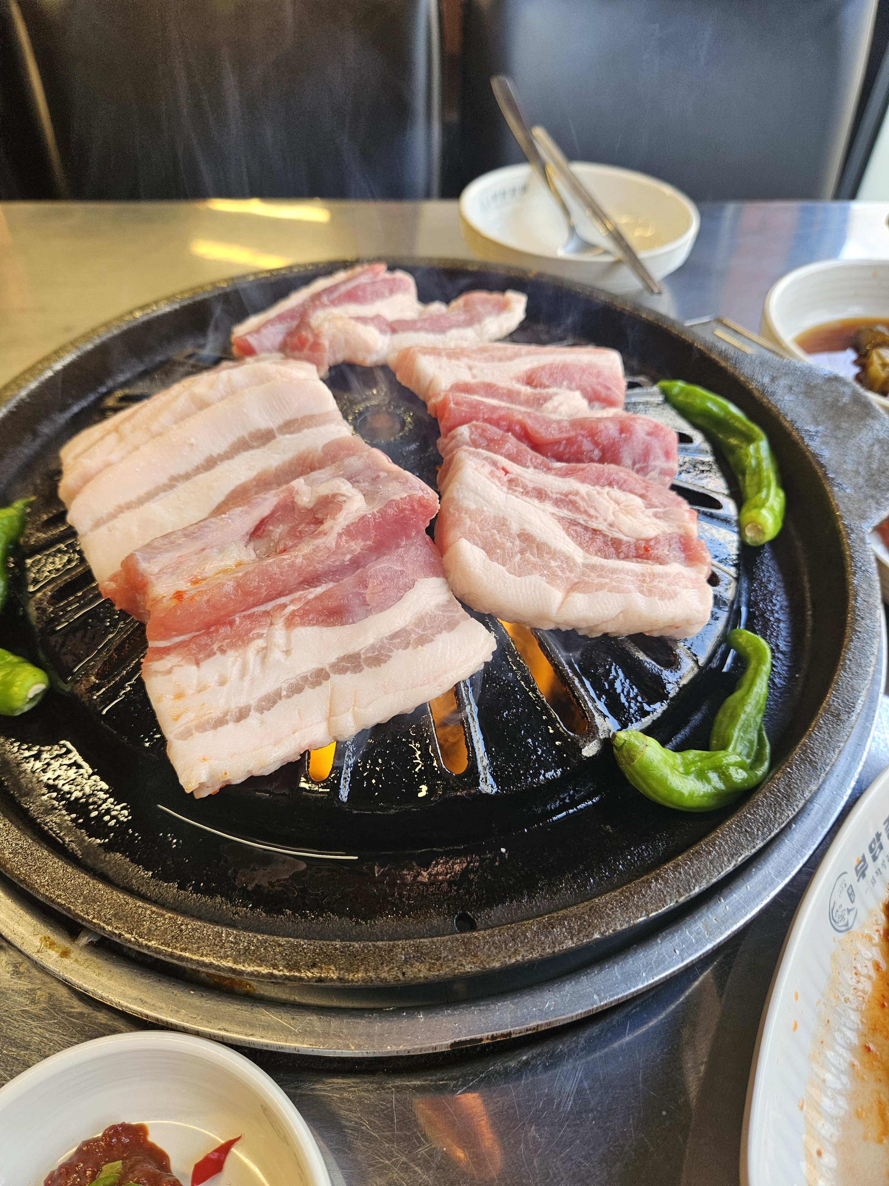 세월의 깊이가 숨은 30년 전통, 입에서 녹아내리는 생갈비돼지고기의 황홀한 맛의 향연. - 인천 맛집 부암갈비