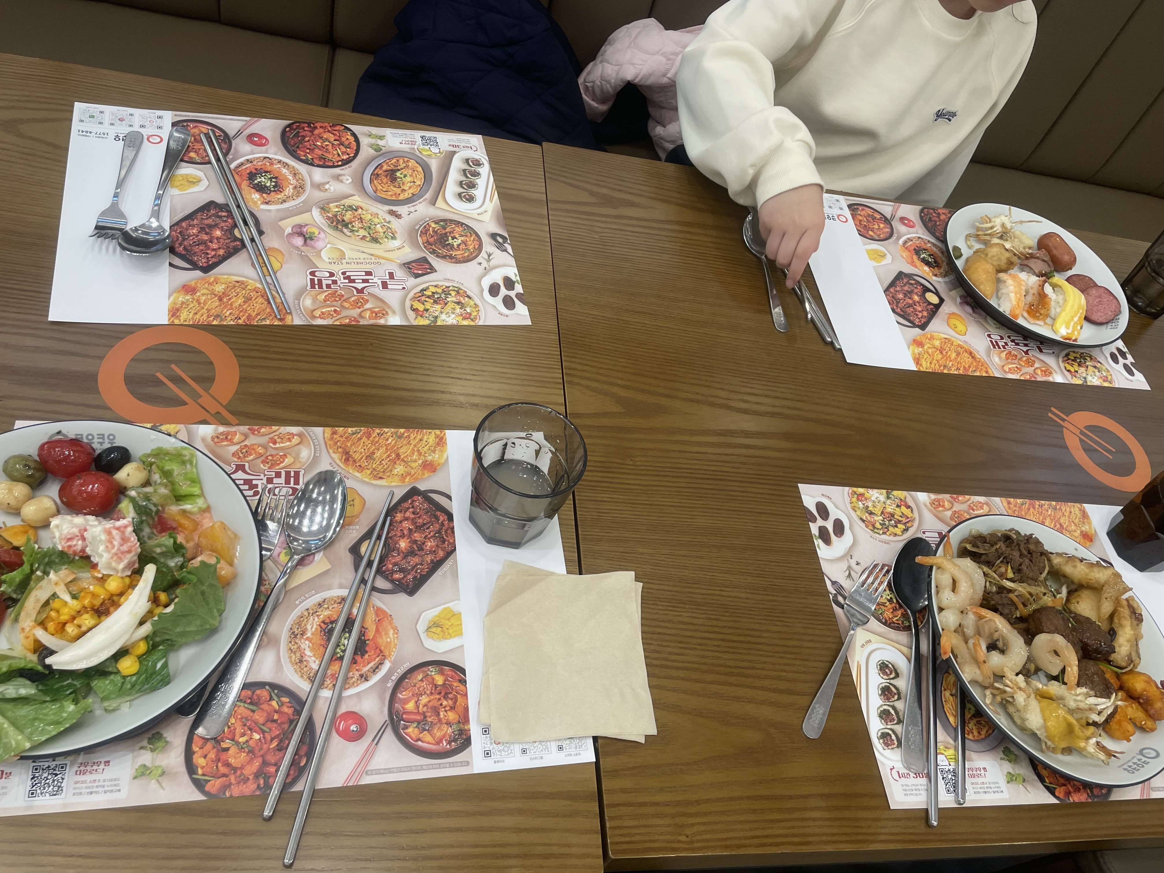 매운 쭈꾸미닭발볶음 맛있었어요. 음식이 종류도 많고 맛있고 빨리 채워져요. 그리고 아이스크