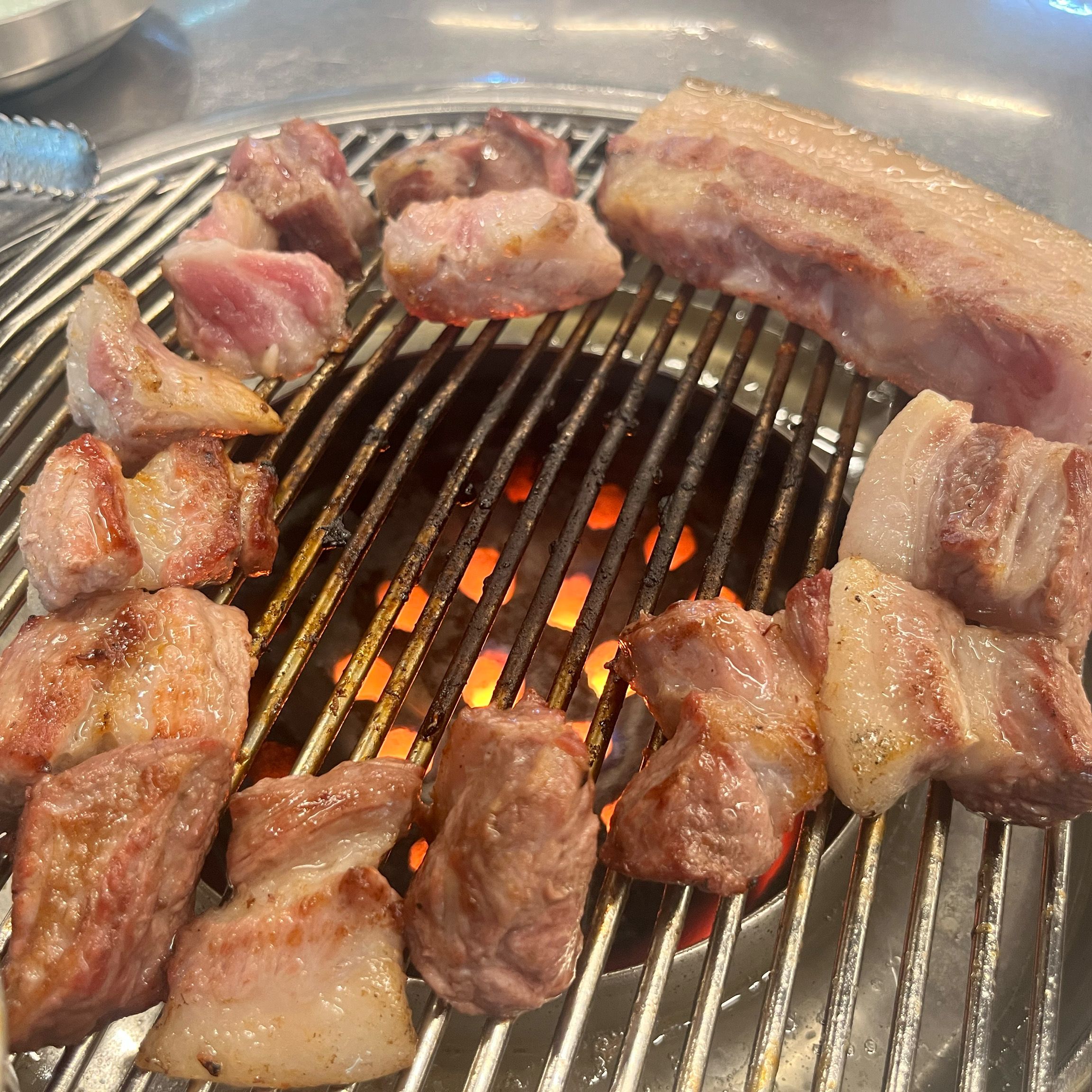제주 흑돼지 맛있게 먹고왔습니다. 고기가 두툼하고 맛있어요!! 멜젓도 고소하고 맛있어요ㅠ