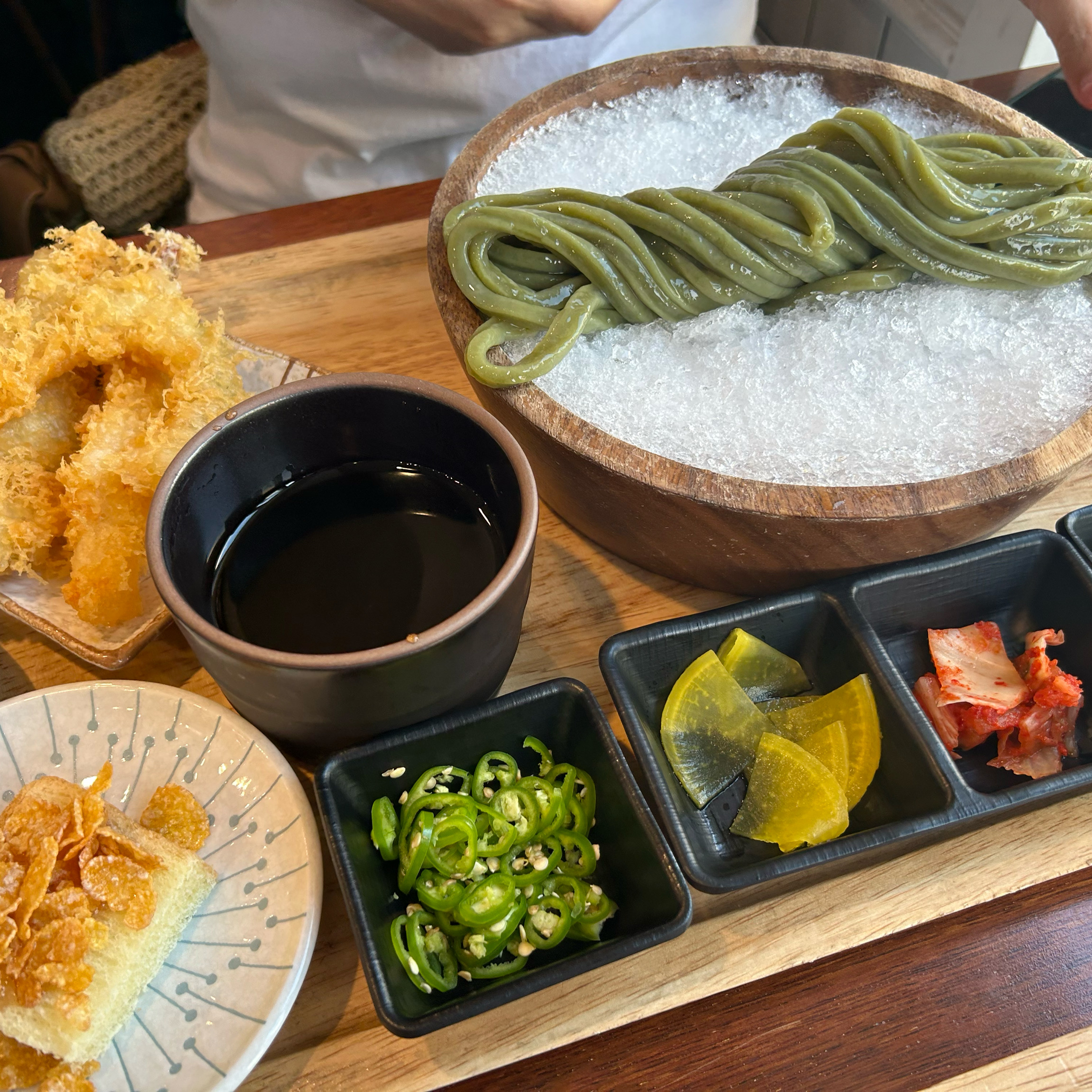 눈으로 너무 맛있고 입으로도 너무 맛있어요 ! 우동이 정말 탱탱해여. 연어덮밥은 연어가 얇