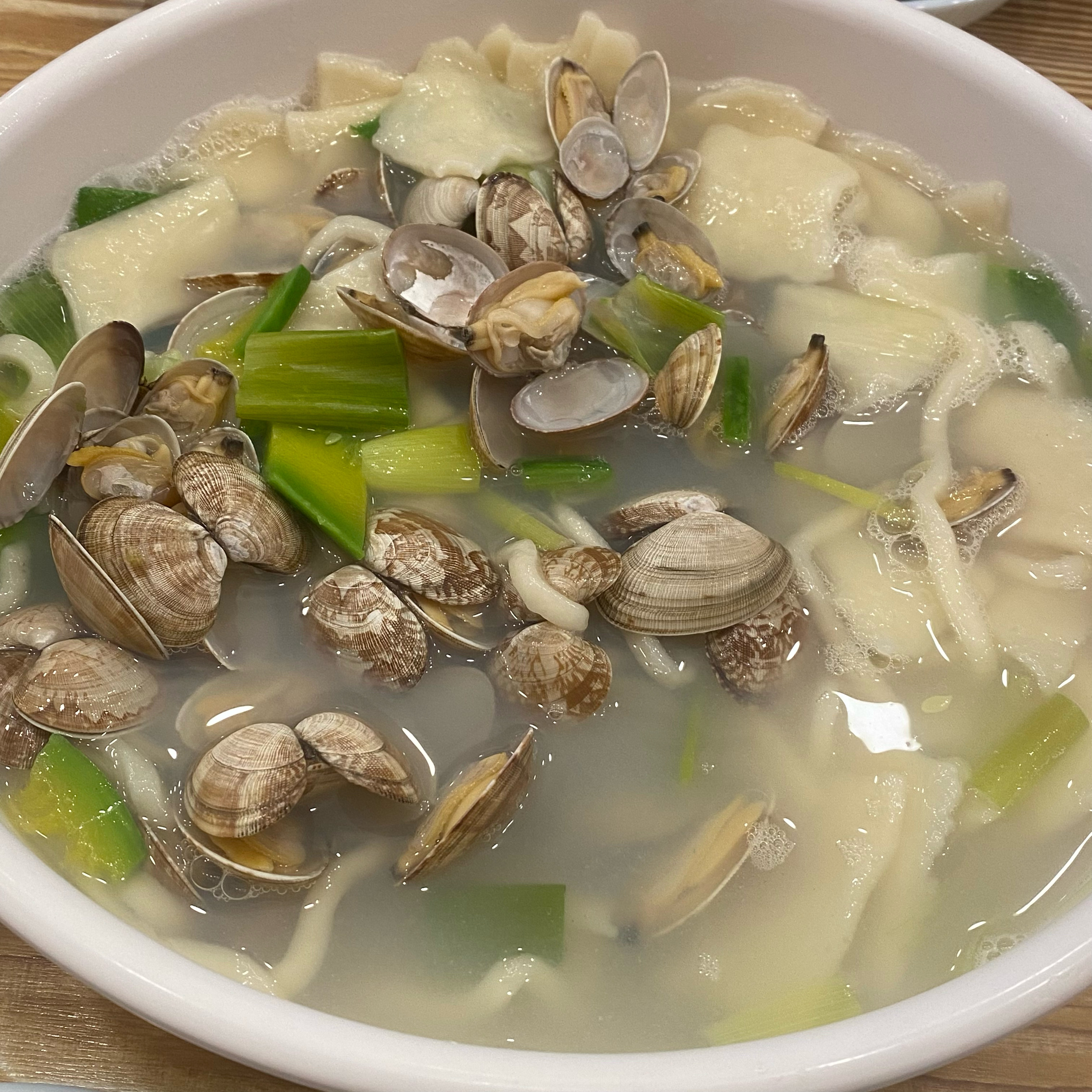 바지락이 제철이라 그런지 크기도 크고 살도 실하고 국물맛도 좋았어용! 김치는 조금 아쉬웠지