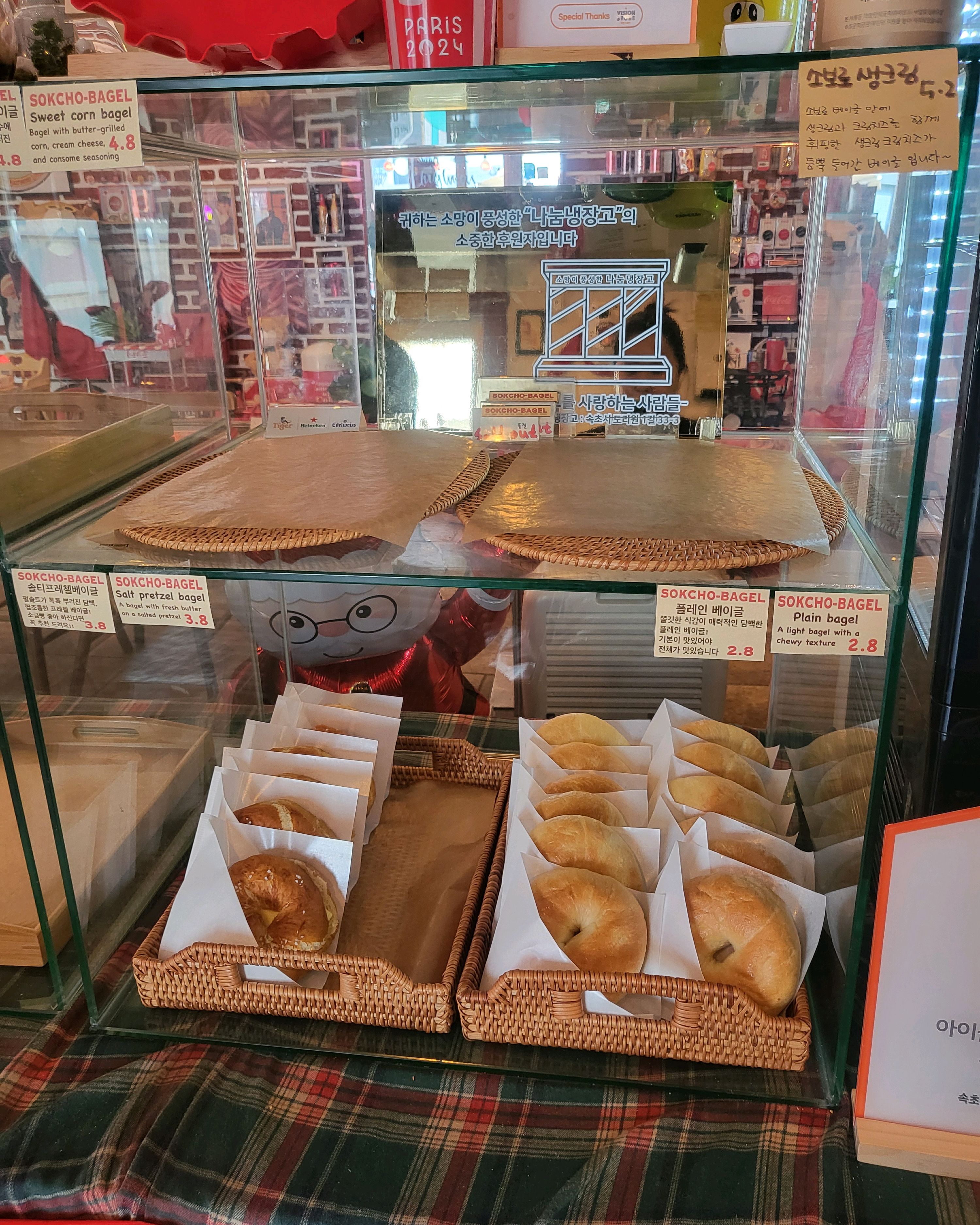 속초 여행중에 아침으로 먹을 곳을 찾다가 발견했어요 인테리어도 너무 예뻐요 코카콜라와 레트