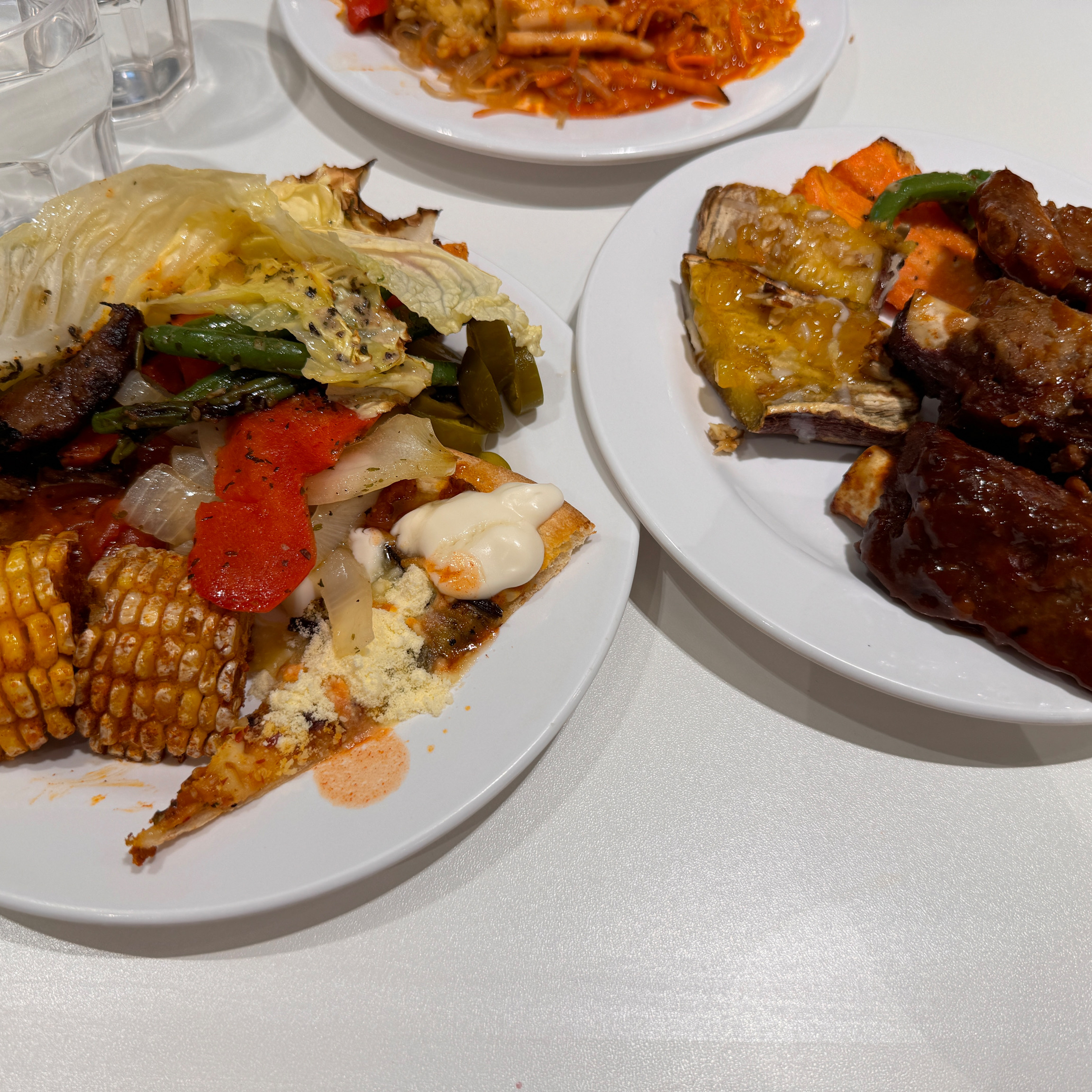 고기류는 맛이 그냥 그랬는데 커피랑 망고랑 기본 샐러드가 좋았고 추가금을 내고 맥주 무한리