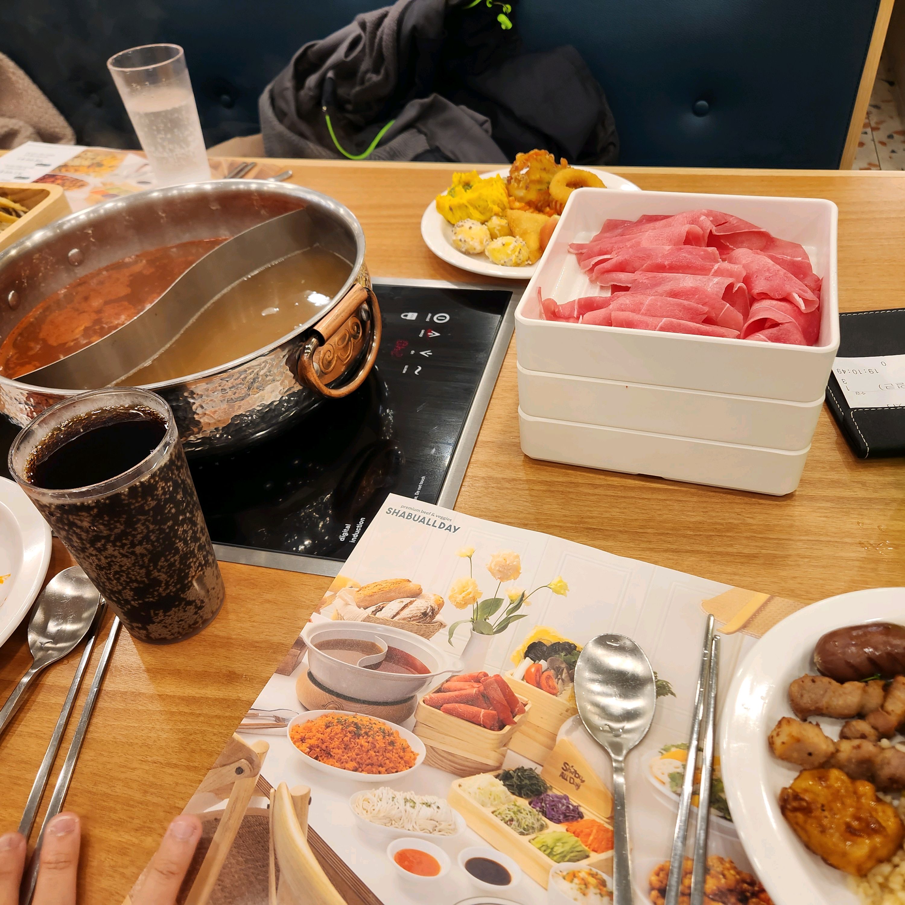 웨이팅하고 입장했는데 무한 샤브샤브라 좋고 사이드 메뉴도 좋습니다. - 대림 맛집 샤브올데이 서울대림점
