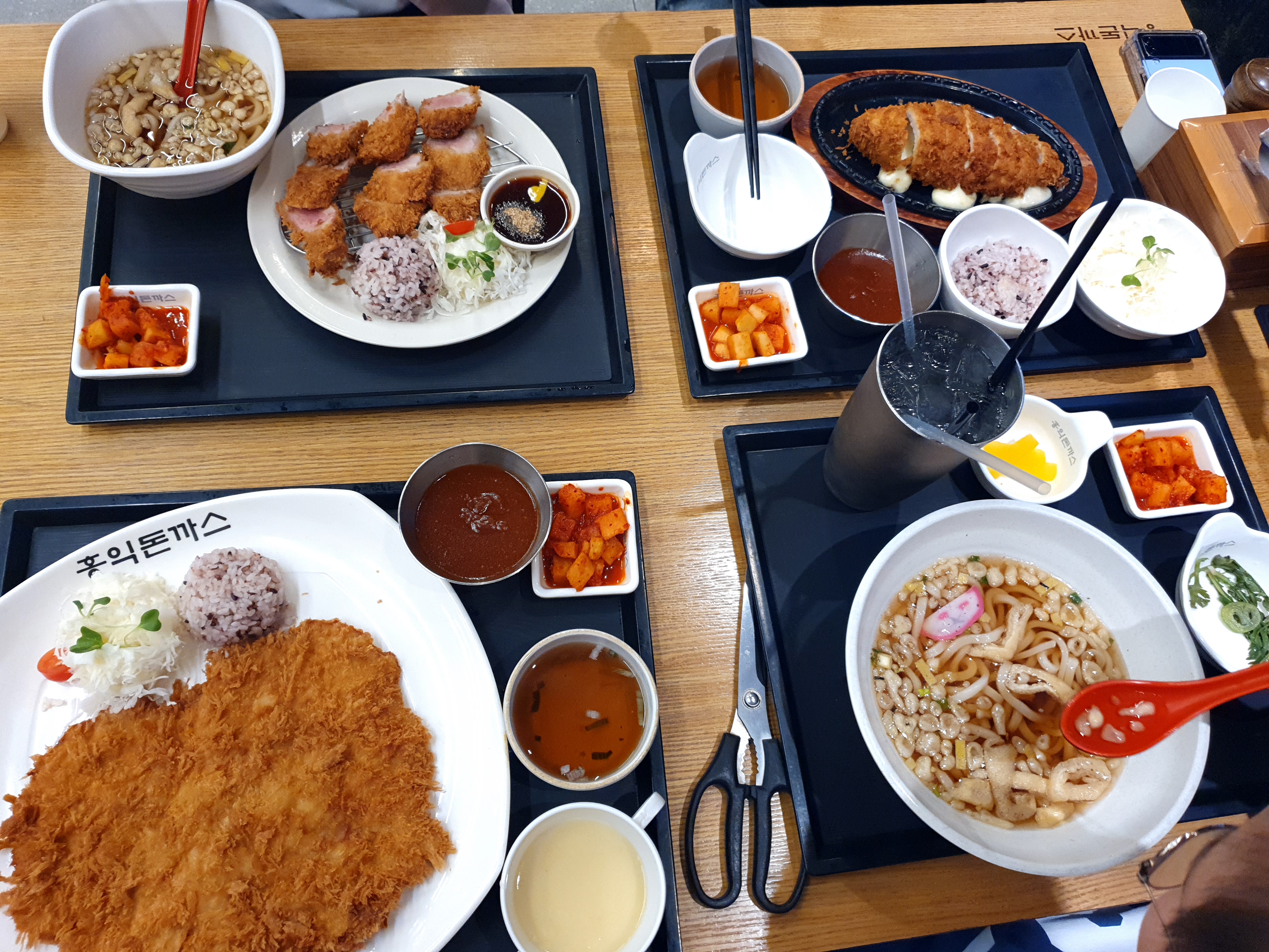 저녁시간에 예약없이 방문해서 웨이팅 15~20분 가량 했어요. - 운양동 맛집 홍익돈까스 김포운양점