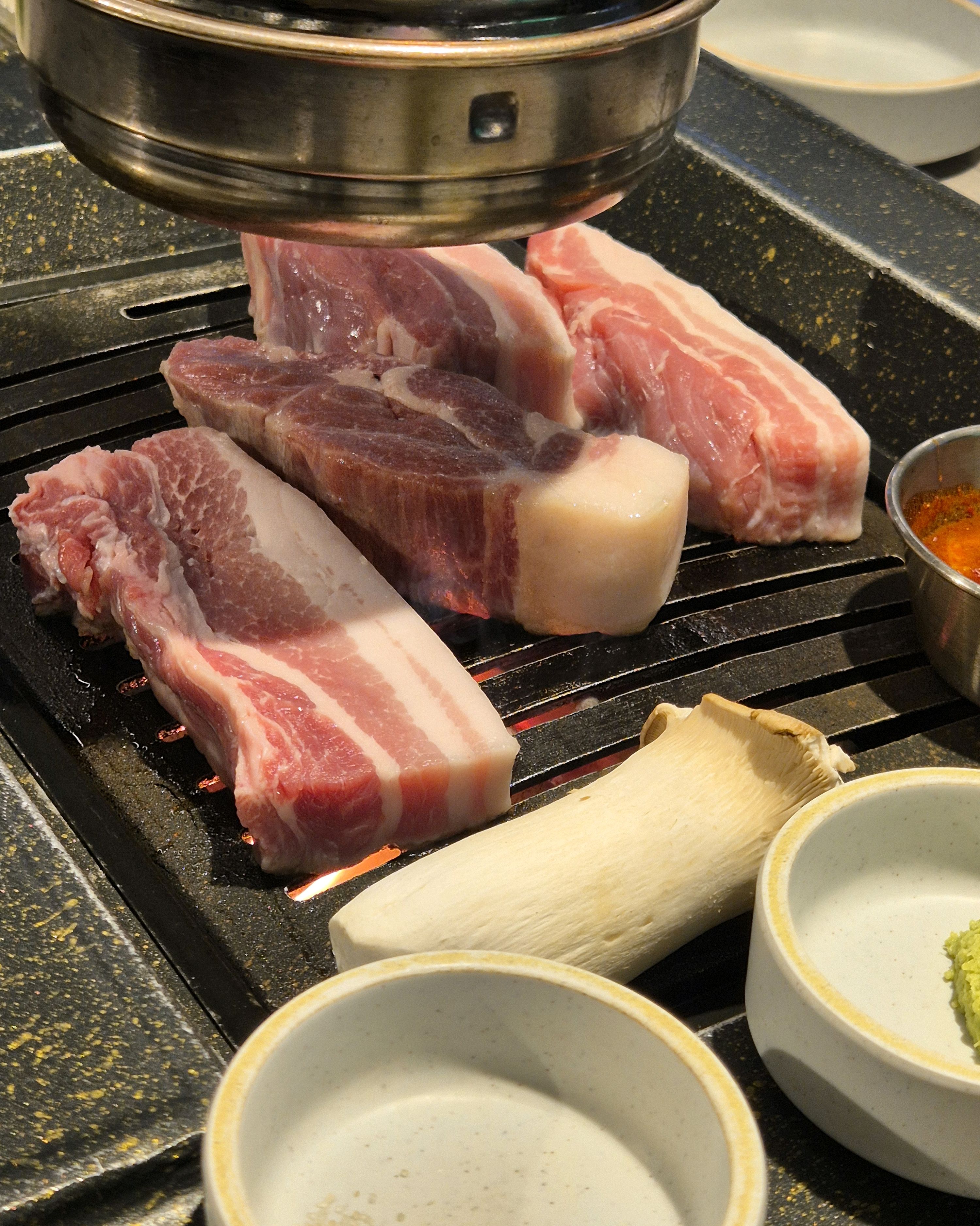 고기 엄청 두툼해서 보자마자 식욕 오르고 기대감만큼 너무 맛있어요!! 그리고 친절하게 그릴