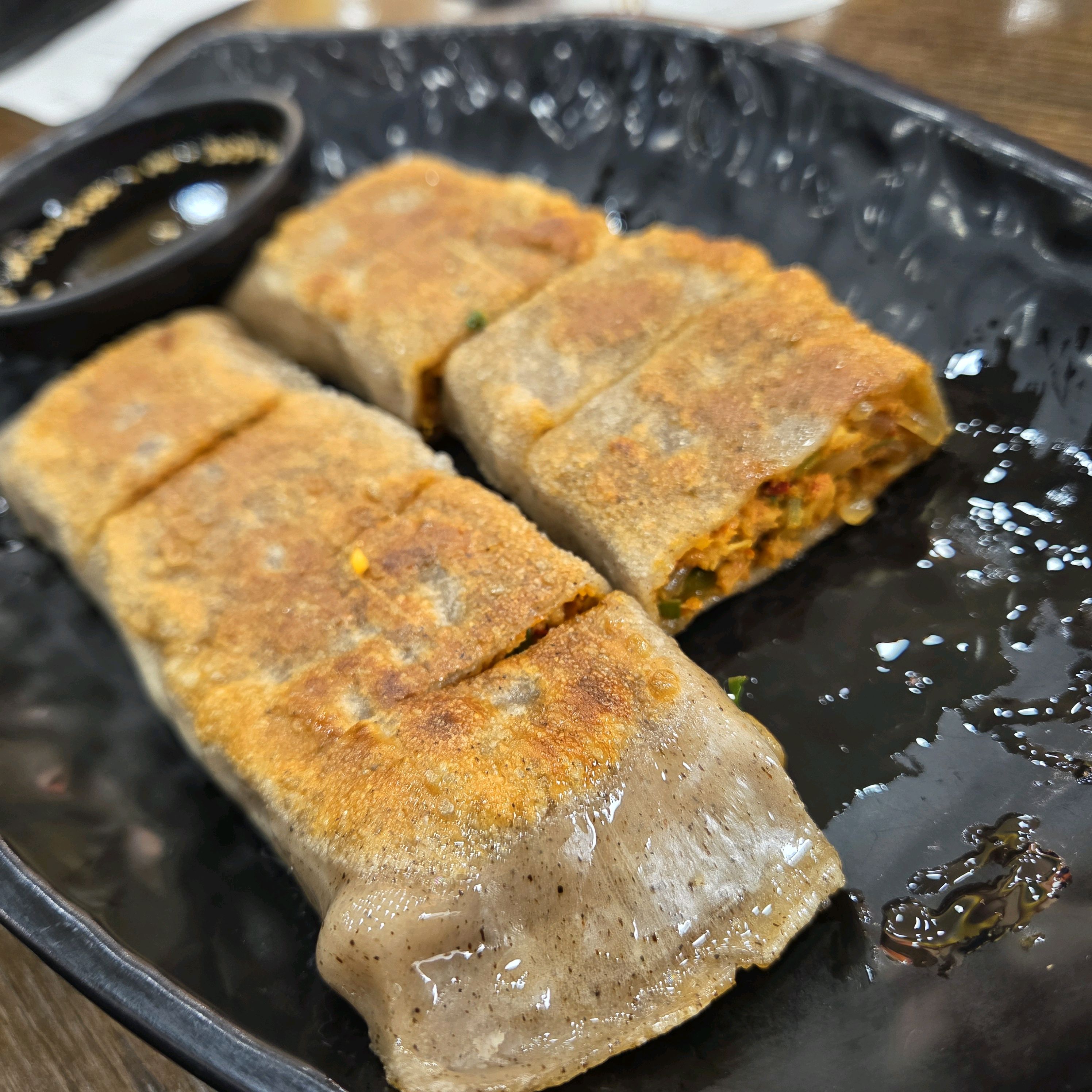 점심시간 방문이라 10분정도 대기했어요 손님이 엄청 많네요 음식은 빨리나왔어요 메밀전