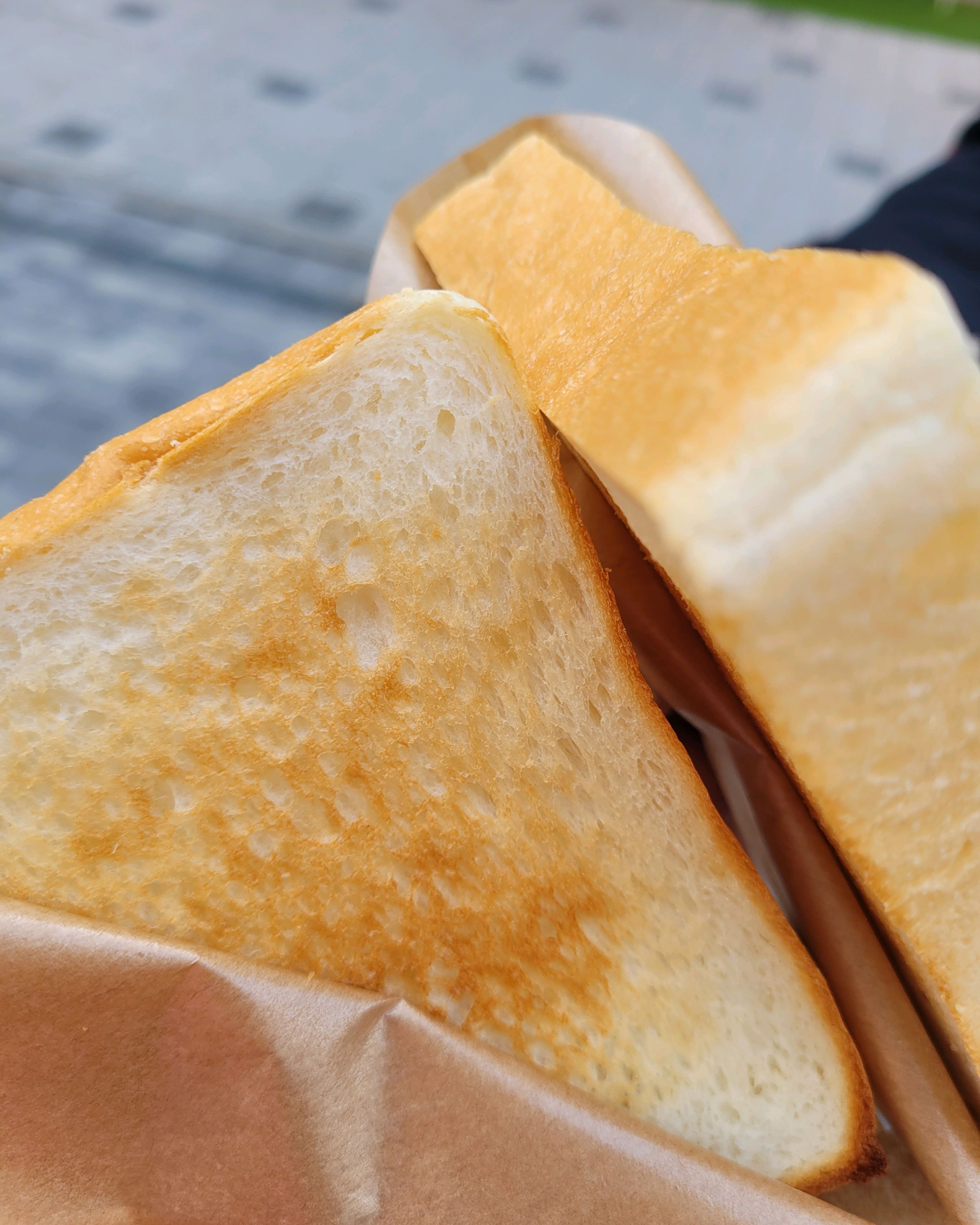 구입하고 바로 토스트해먹을수 있어서 바로 맛봤는데 부드럽고 고소하니 맛있네요~ - 상일동 맛집 화이트리에 상일동역점