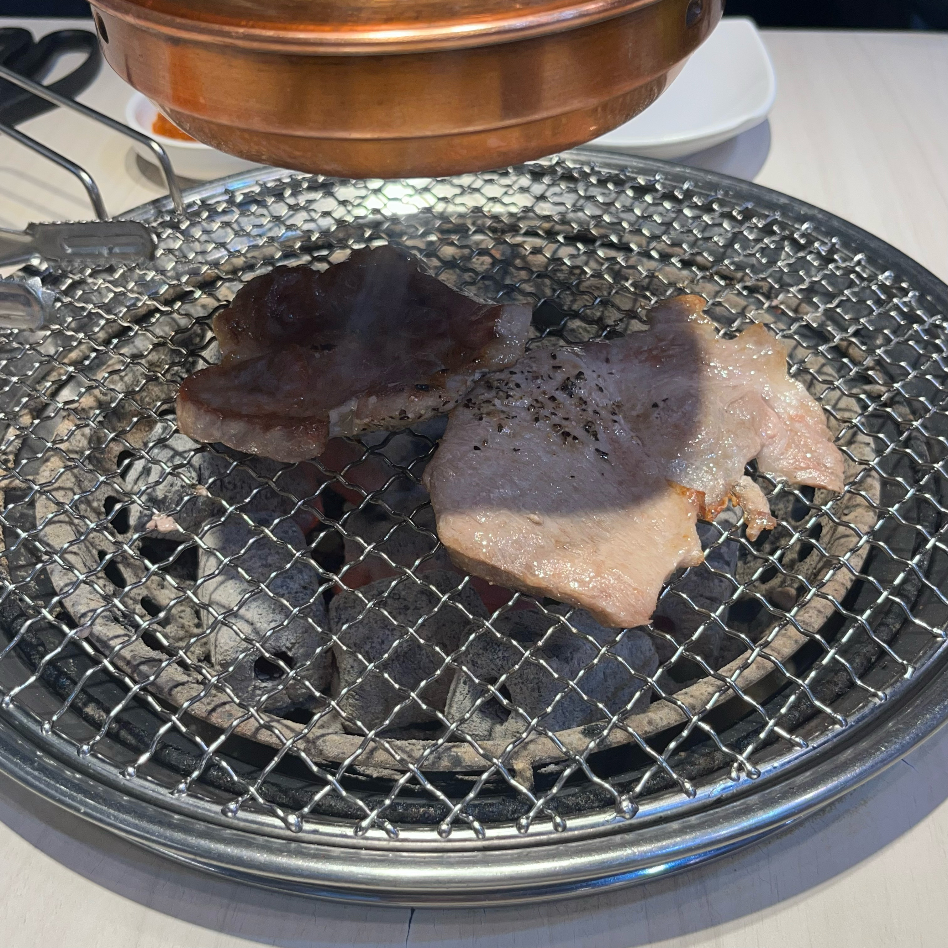 매번 고기먹고 싶을때 여기로 오는데 너무 좋아요 떡볶이나 모닝빵도 먹고 싶은데로 먹고 매장