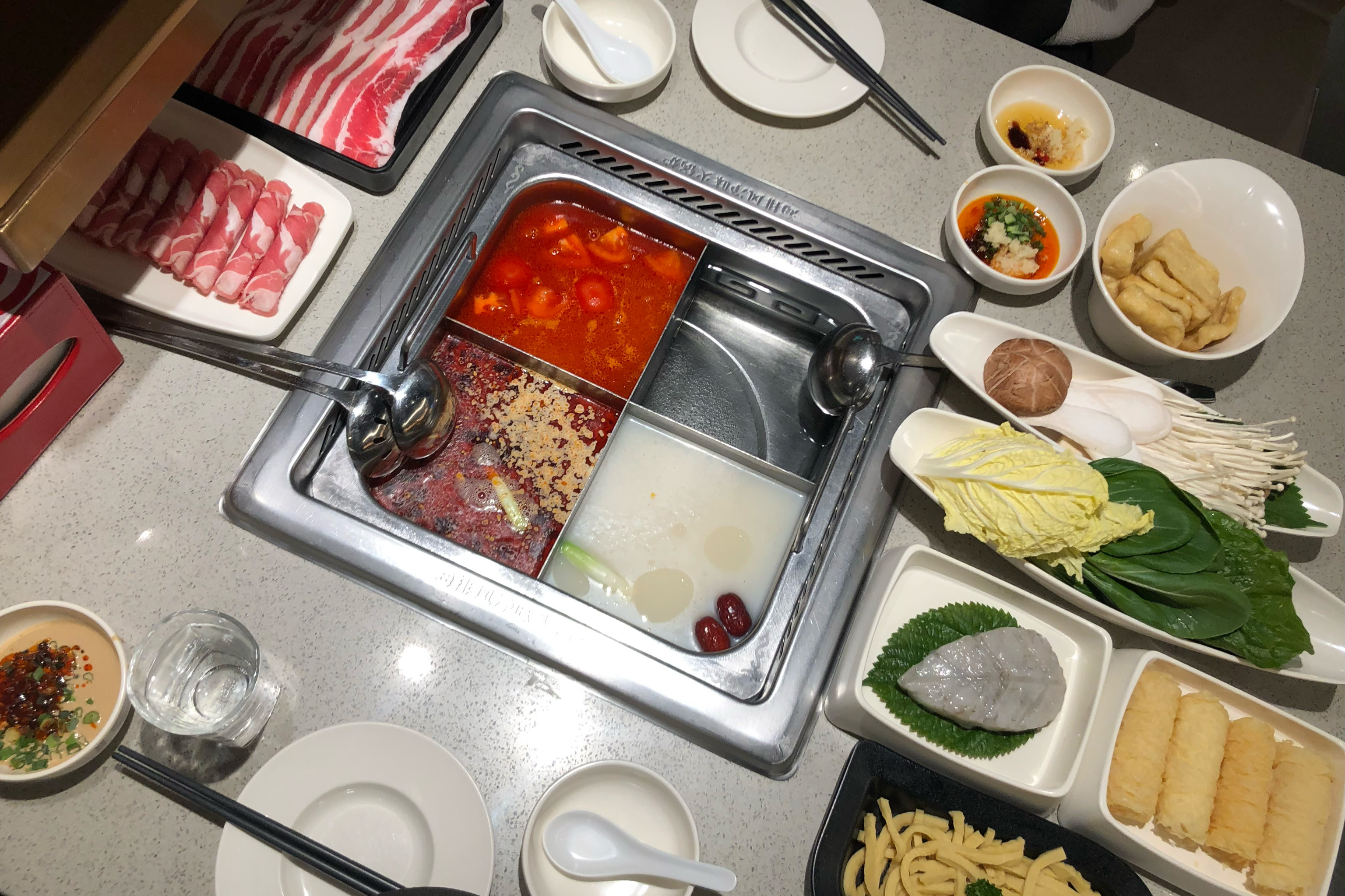 우삼겹 .. 양고기 .. 새우완자는 꼭 먹어주기 🤍 탕은 후추탕보단 버섯탕을 더 추천합니당