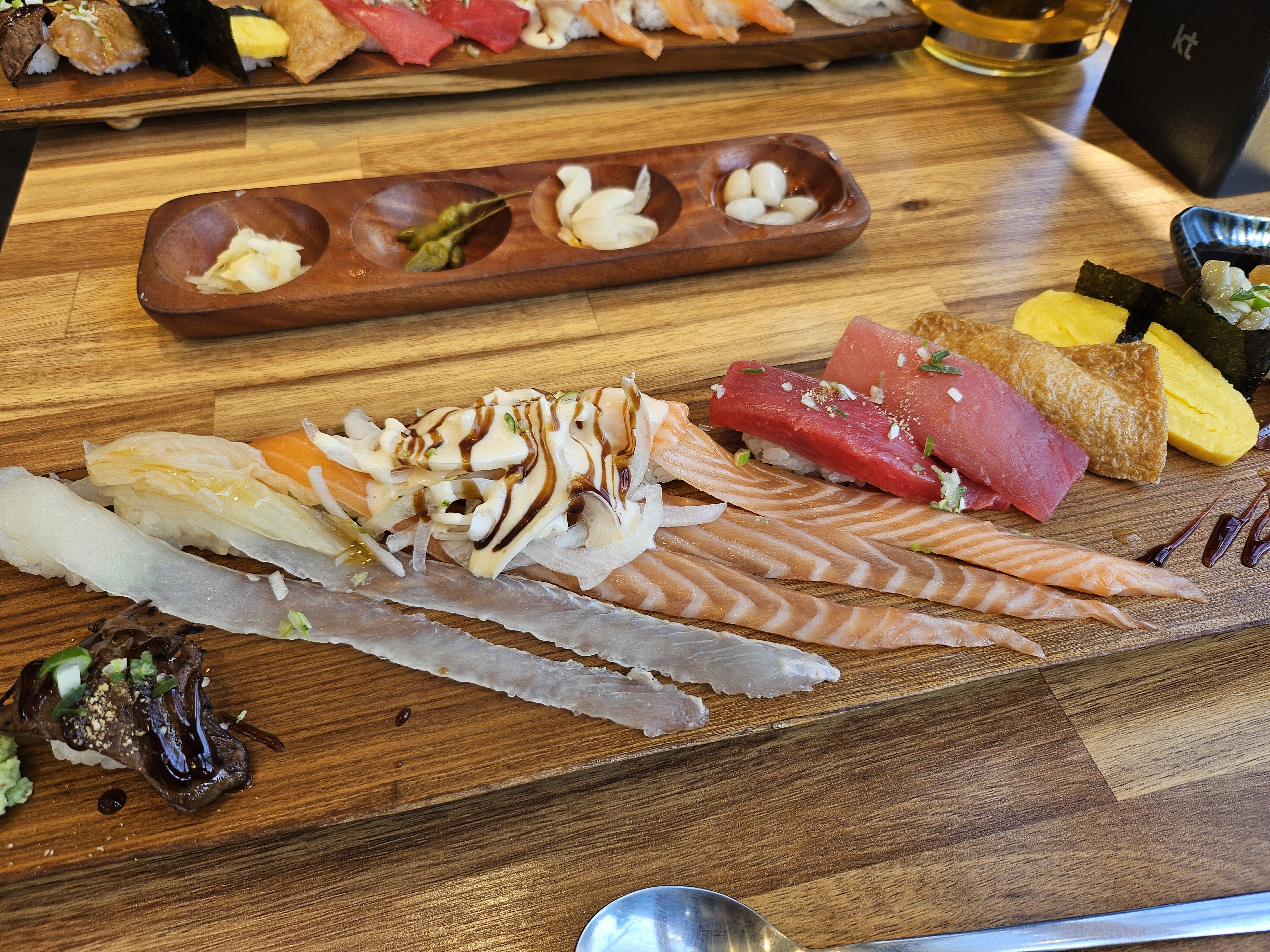 싱싱하고 맛있어요! 매장도 깔끔하고 친절하세요. 초밥 위 생선이 기니까 회도 먹고 초밥도