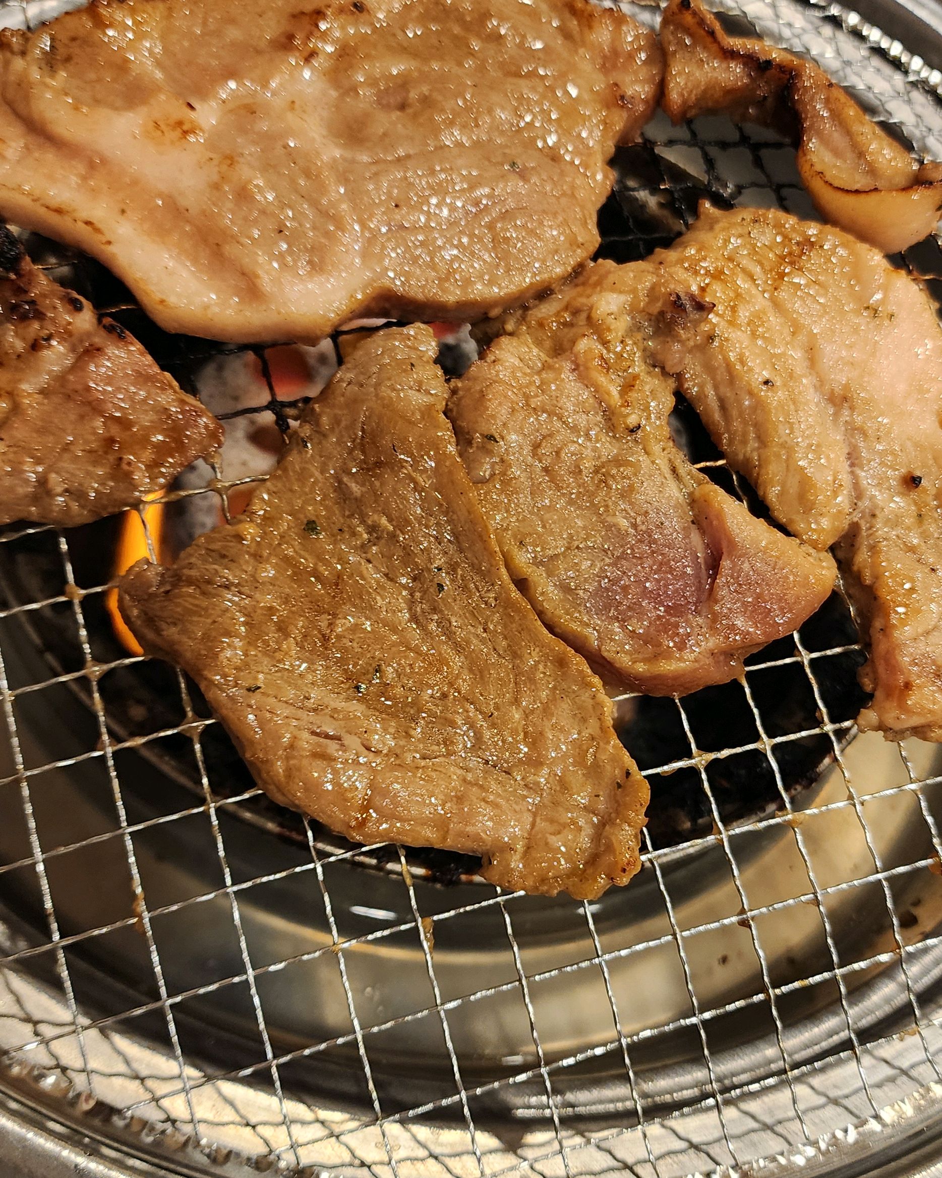 가성비 너무 좋아요.가성비도 좋은데 고기 질도 좋아요.계속 들어가네요.갈비랑 닭목살 맛있네