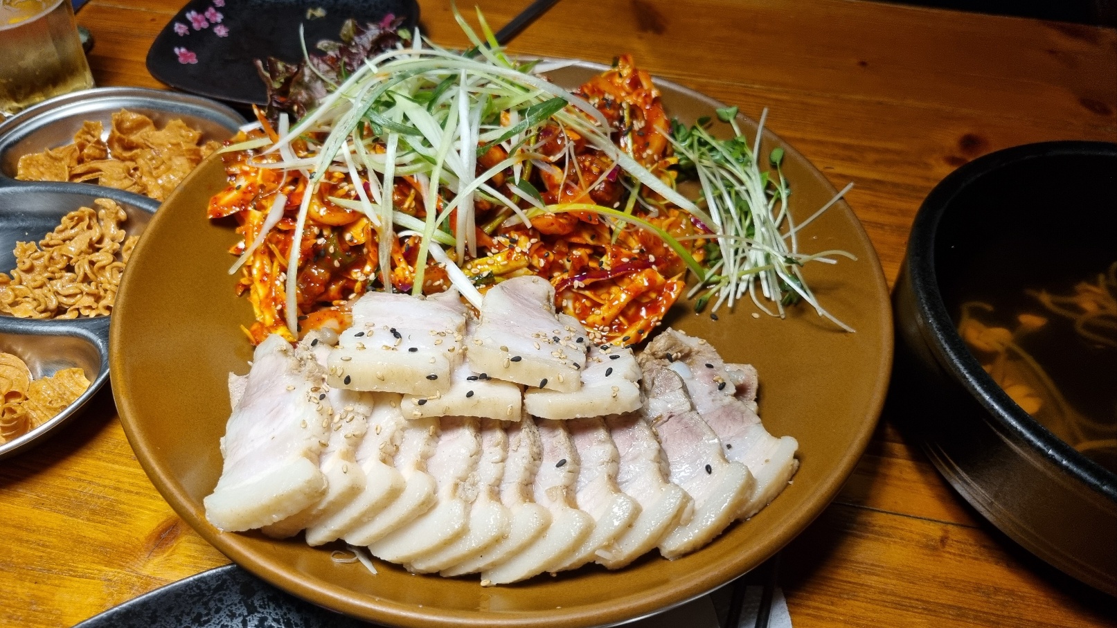 삼합 먹으러 가끔 오는데 오늘은 골뱅이 낙지수육으로 시켜봤네요~ - 불당동 맛집 대동국수 천안불당점