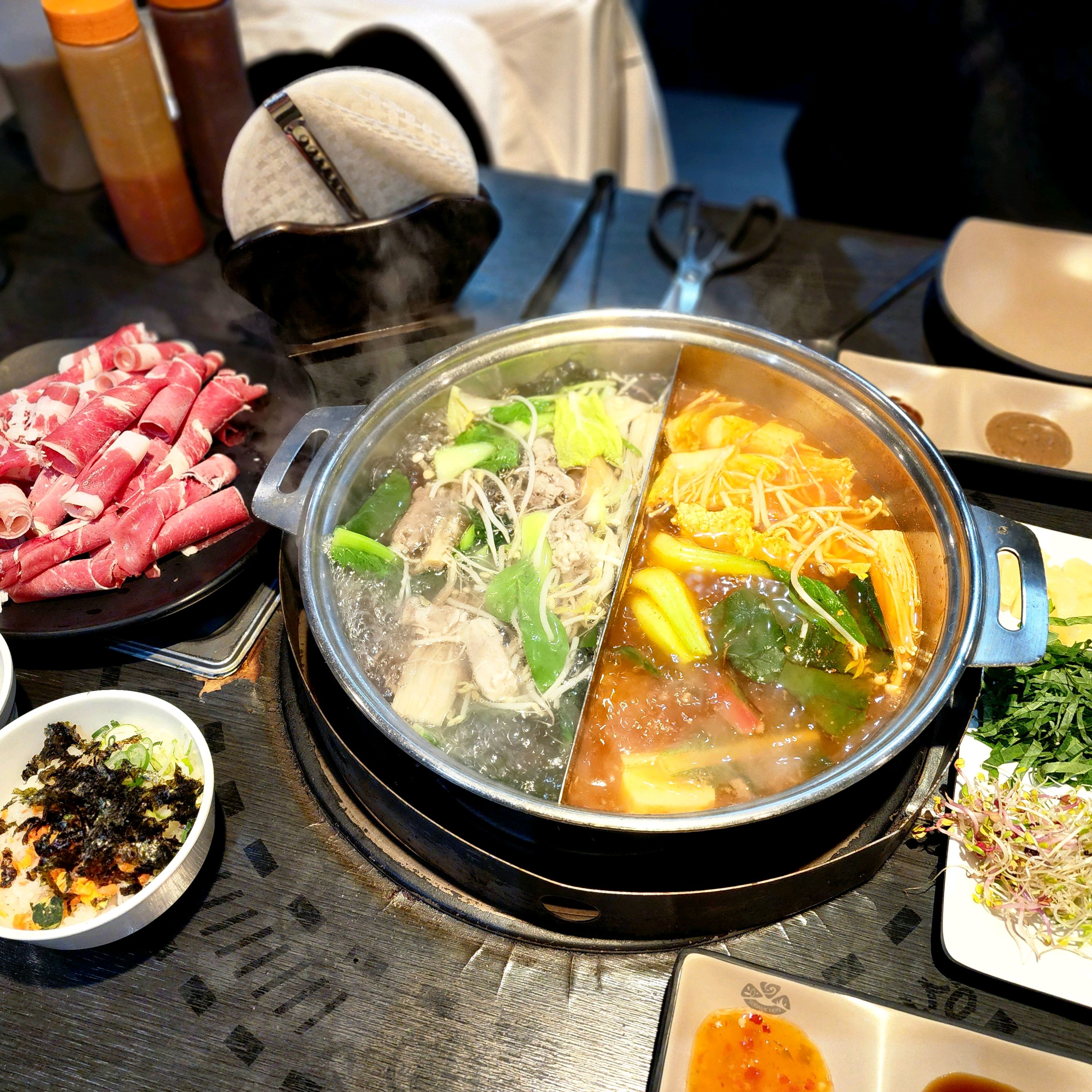 고기 빼고 나머지는 전부 무한리필이라 가성비도 좋고, 채소들도 전부 싱싱해서 맛있게 먹었어