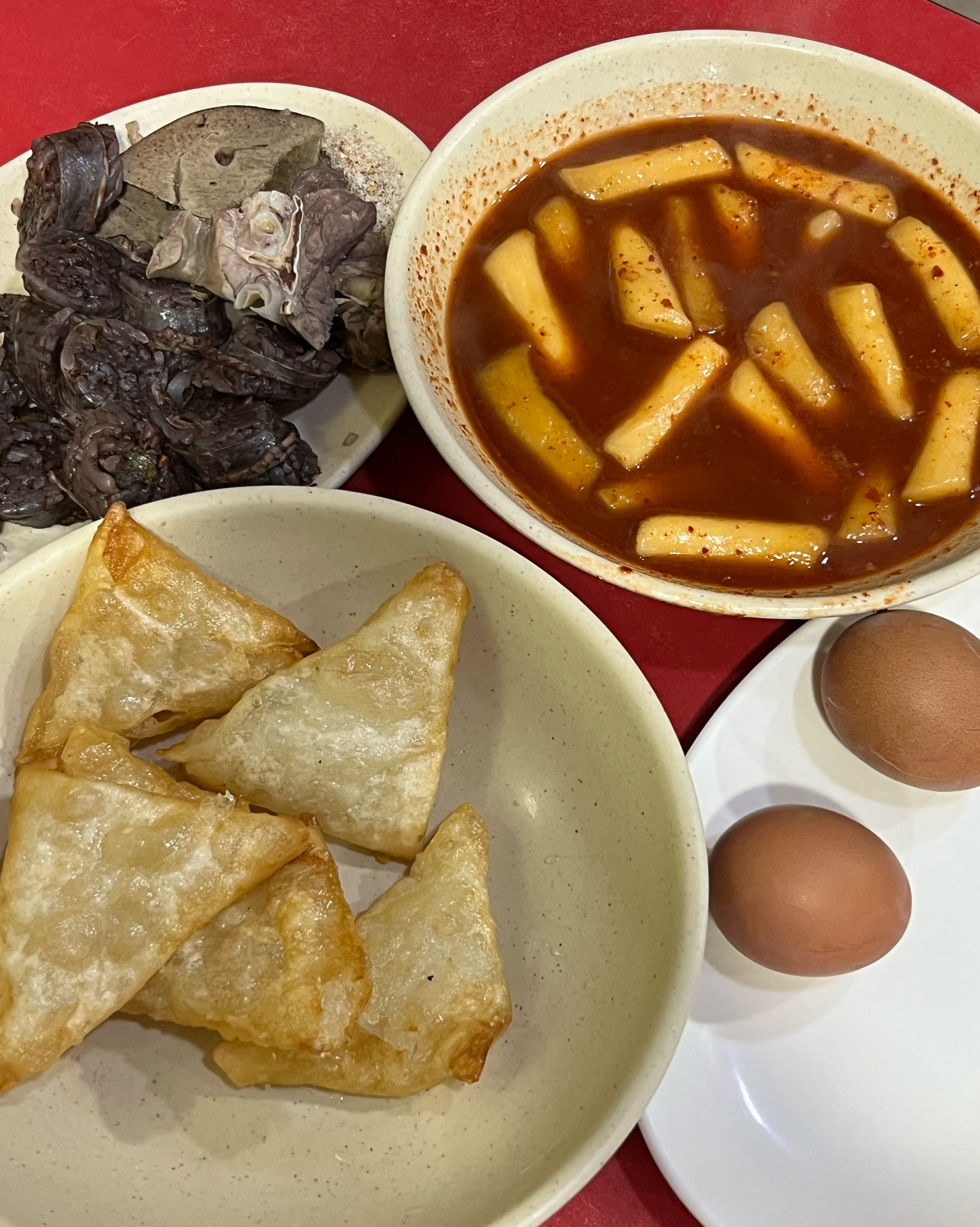 처음 떡볶이 먹을땐 읭?? 싶은데 먹다보면 중독되는맛!! 만두도 넘 맛있고 가성비도 최고ㅠ