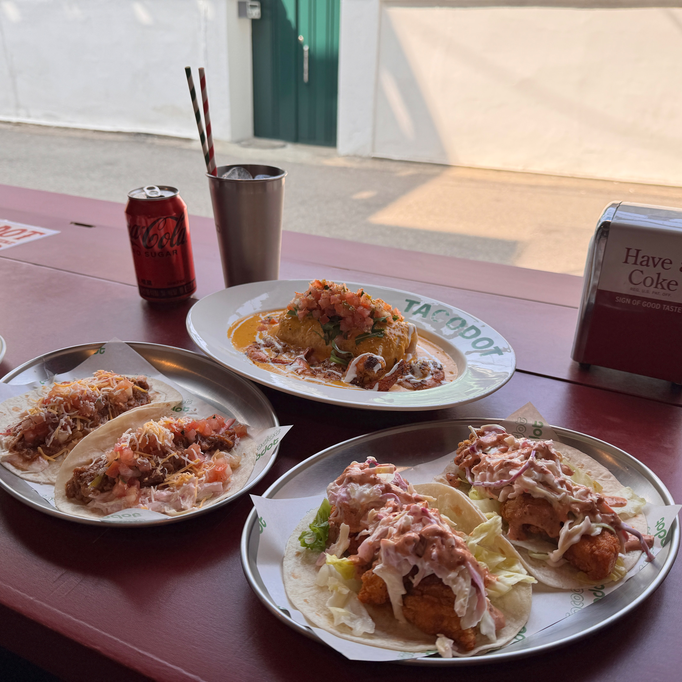 타코위 신선한 재료와 깊은 맛 덕분에 한입 한입이 감동이었어요. 특히, 내슈빌 핫치킨 타코