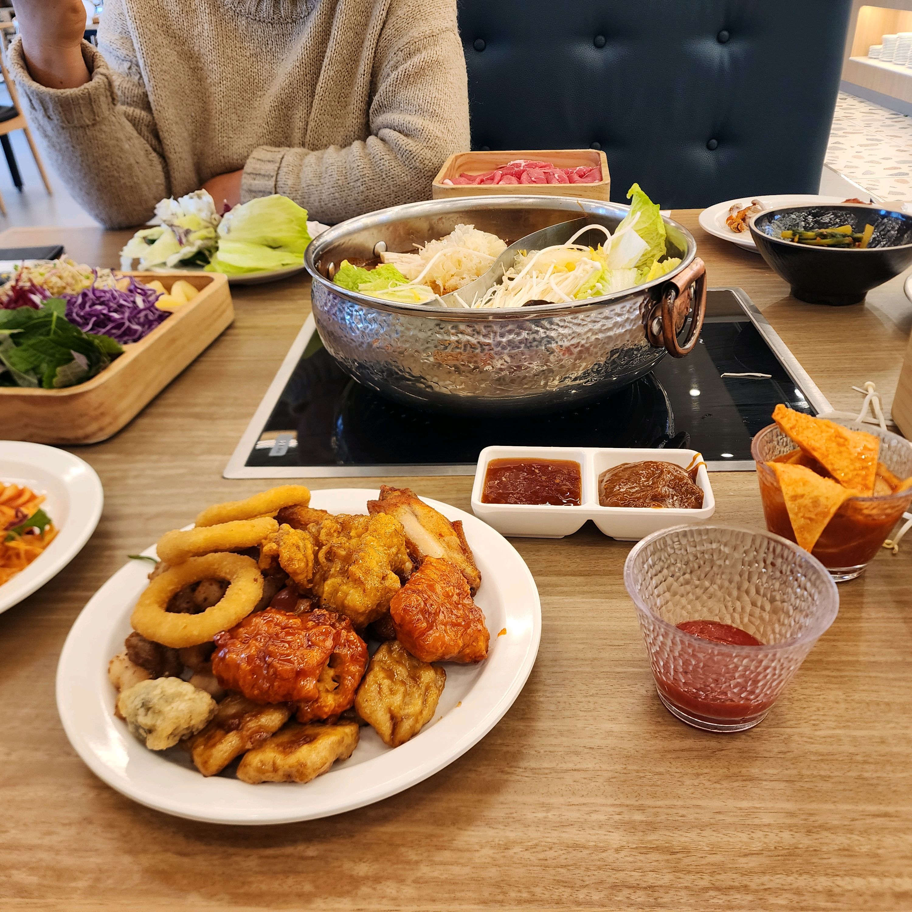 여기는 진짜 샤브샤브중에 최고인듯 사람도 많지만 그렇게 붐비지 않은 거 같고 회전율이 좋아