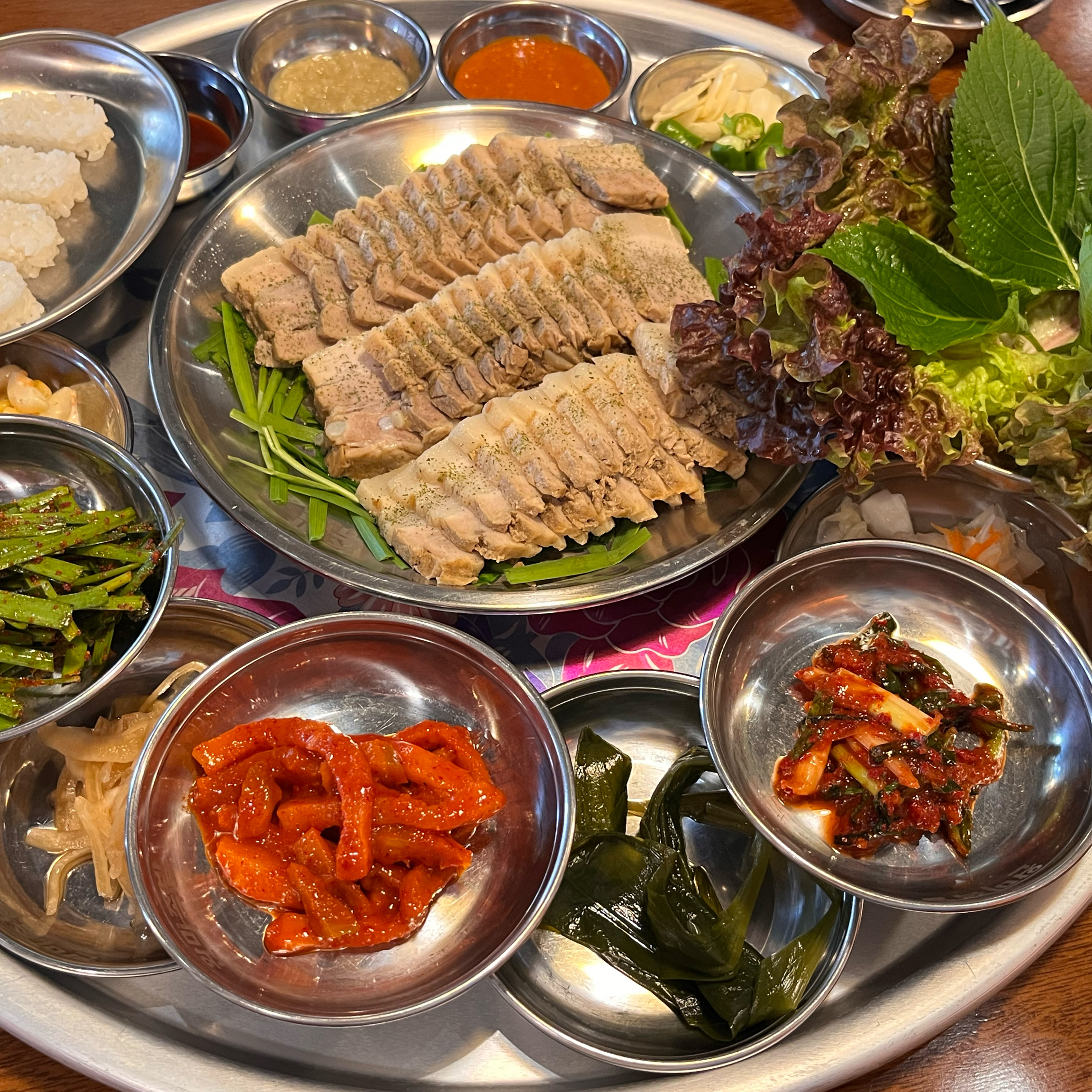 정말 상다리 부러지게 푸짐해요!! - 부산정관 완미족발 부산정관점