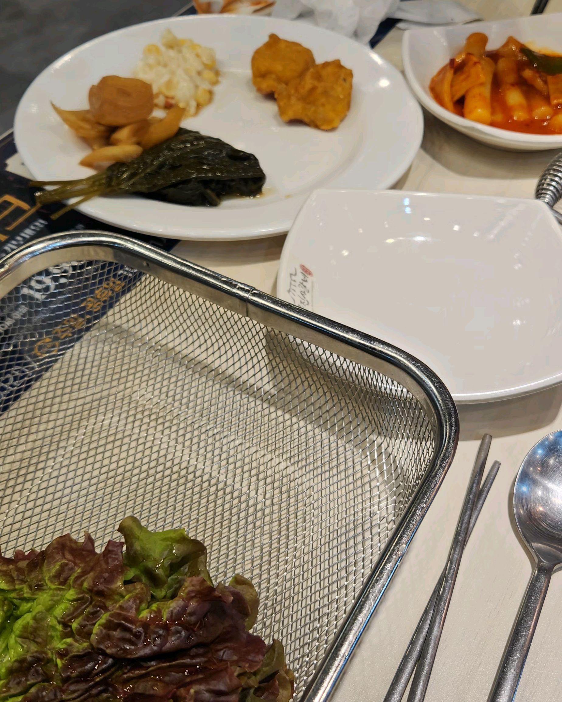 오랜만에 방문했는데 직원분들도 모두 친절하시고 매장도 깔끔해요! 고깃집은 환기가 잘 안 되