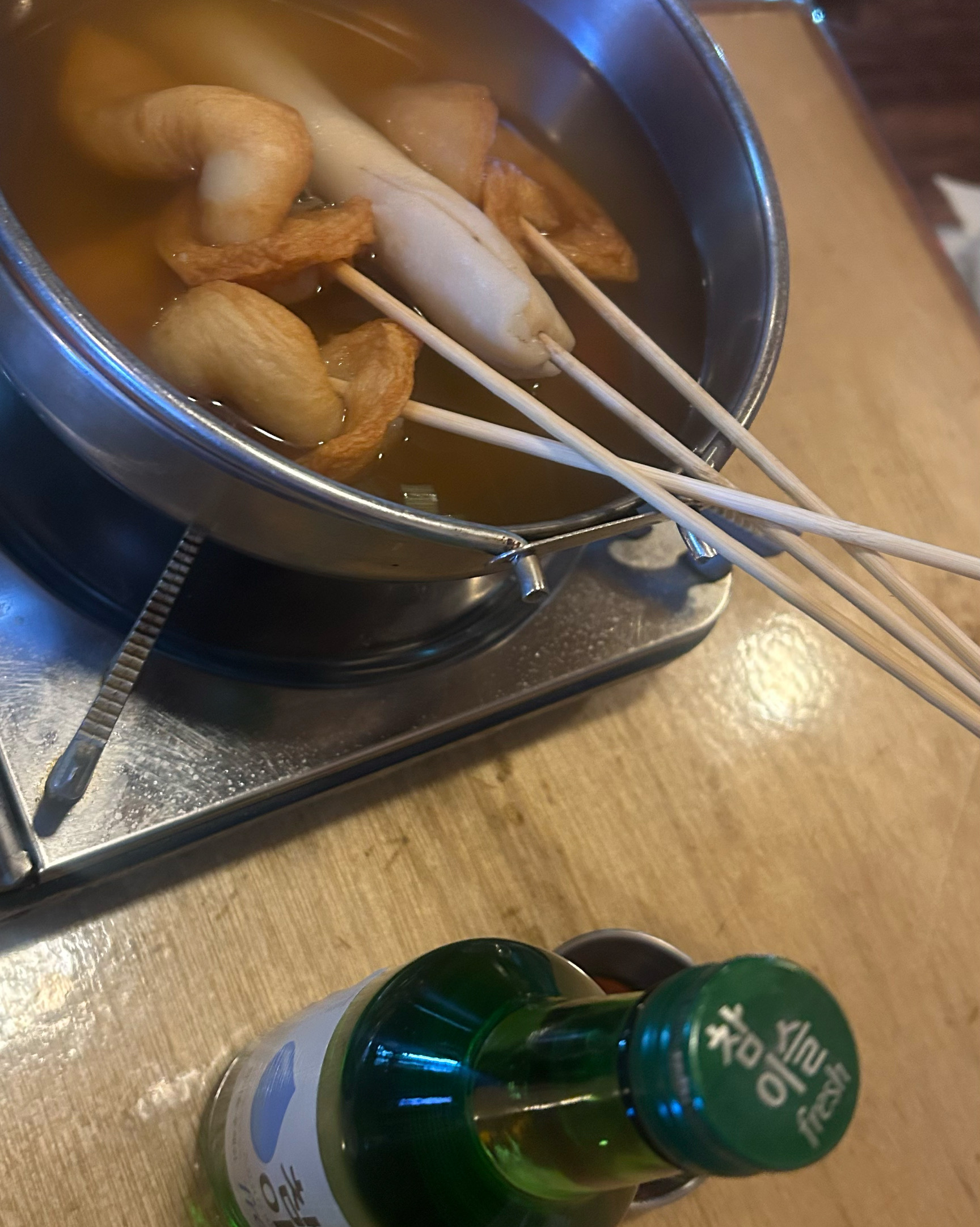 간단하게 한 잔하기 너무 좋은 곳이에요🥰 분위기도 너무 좋고 어묵에 소주 한 잔하기 딱입니