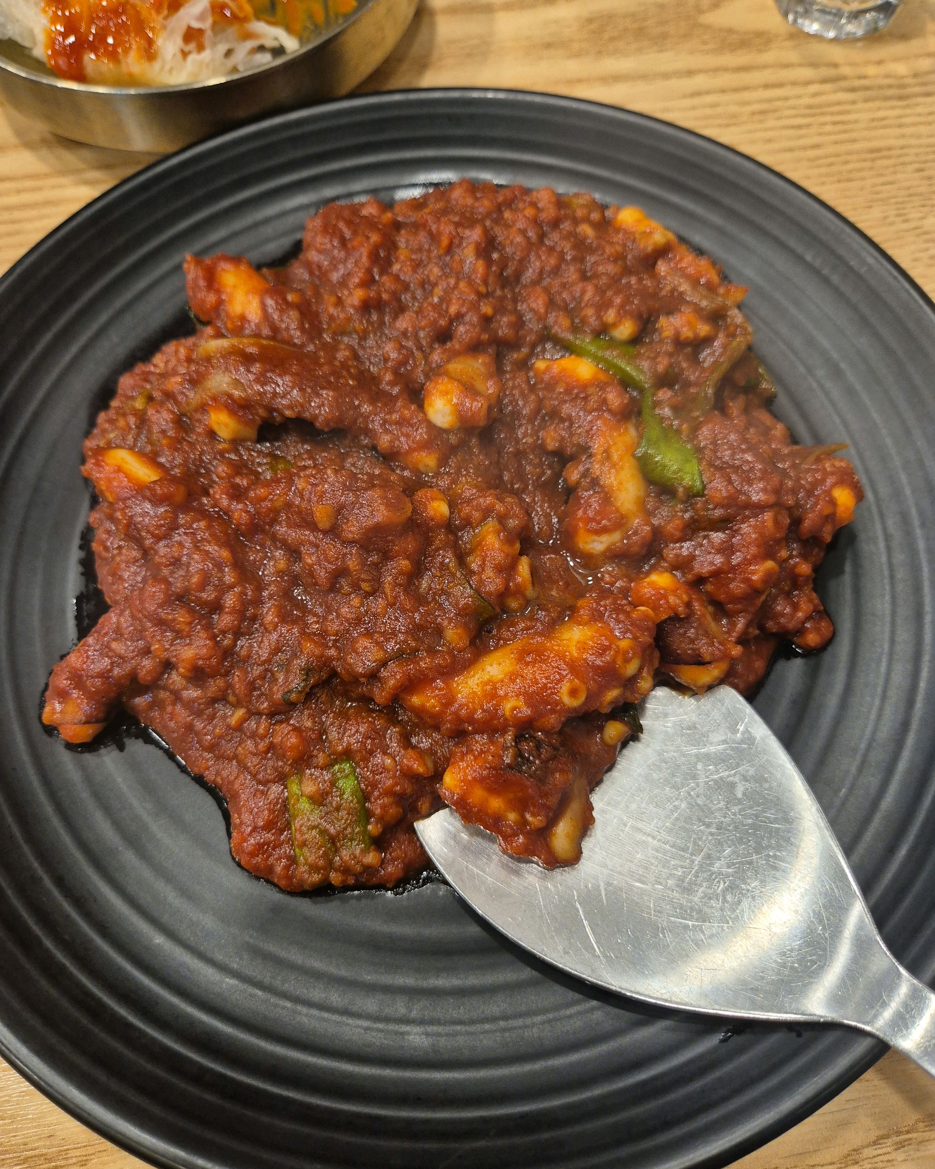 낙지볶음이 맛있어요! 간이 딱 맞고 낙지도 실합니다. 중간맛은 딱 맛있는 정도고 매운거 좋