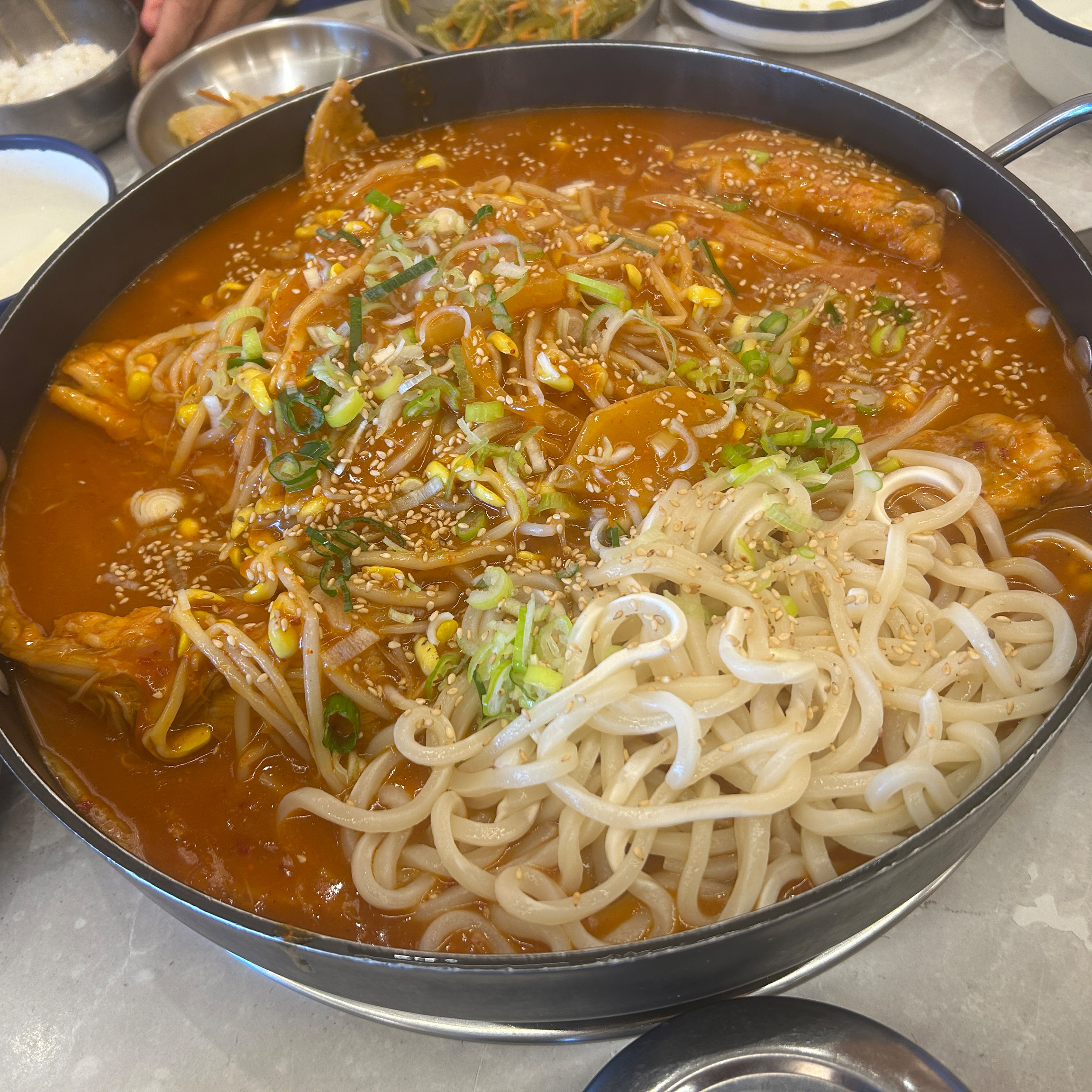 가오리 찜 진짜 맛있습니다..! 매운 걸 잘 못 먹어서 덜 맵게로 시켰는데 적당히 매콤하게