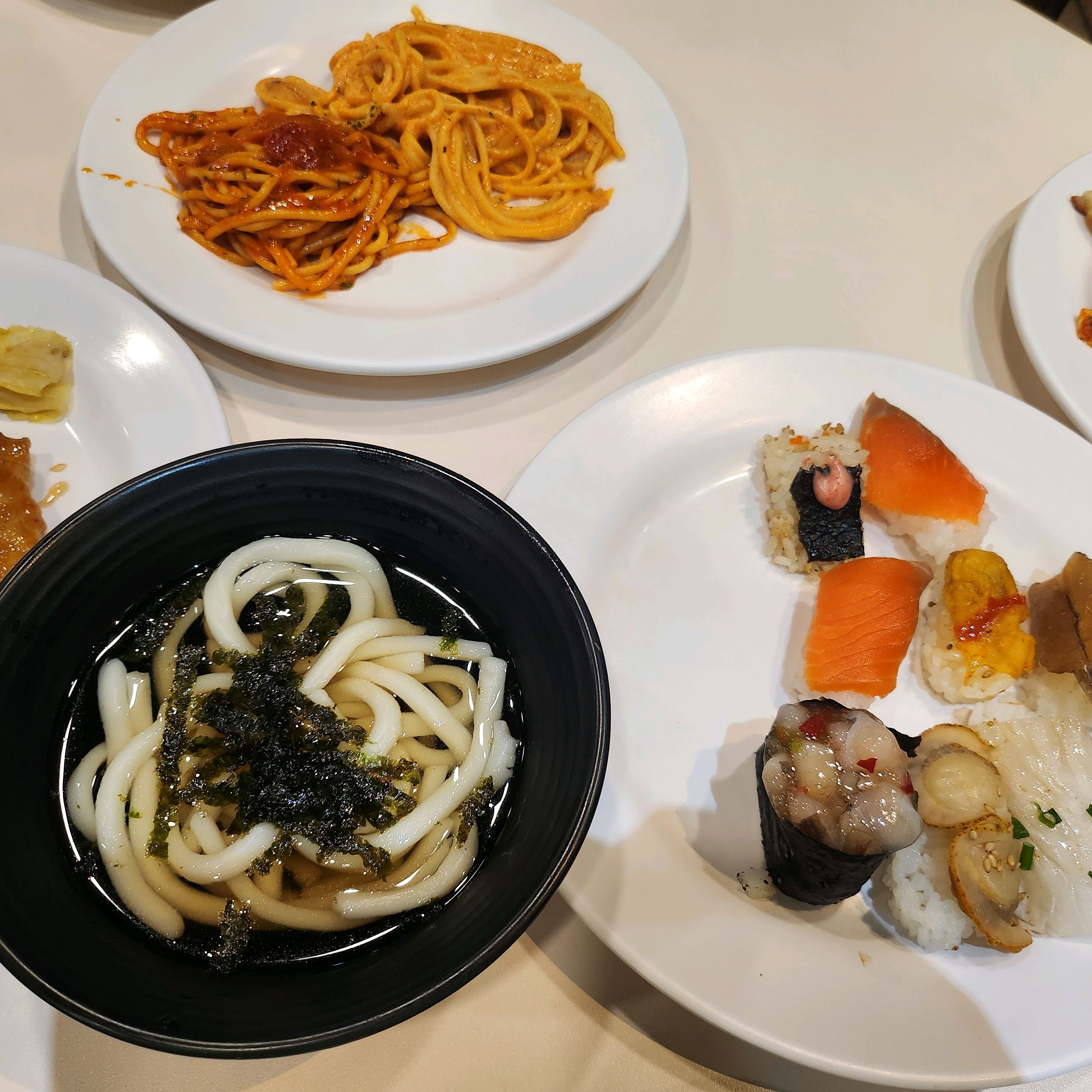 직원도친절하고 맛있어요~ 딸기디저트라고해서 왔는데 디저트도 괜찮네요! - 반월당 맛집 애슐리퀸즈 동아쇼핑 대구점