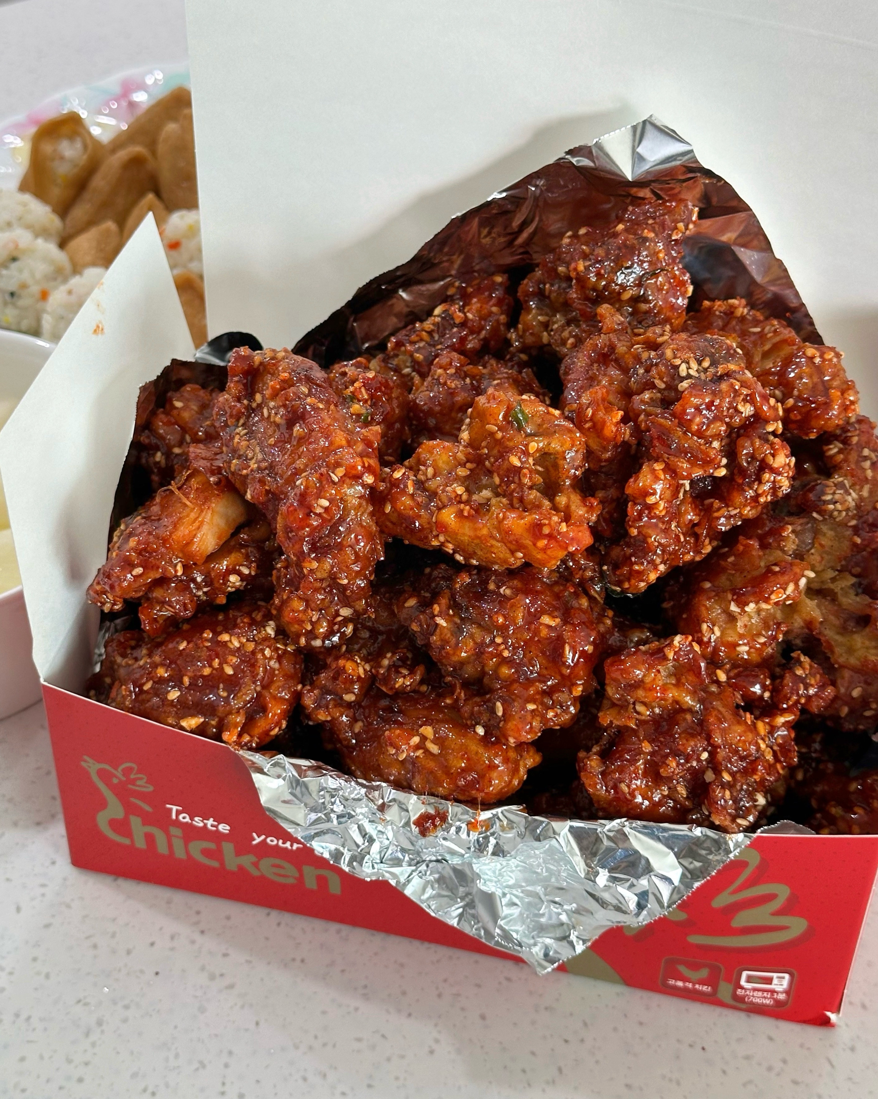뚜껑도 안 닫힐 정도로 많이 주는 곳 처음 봐요(்▿்) 꾸더어어억한 식감의 닭강정 짱맛탱