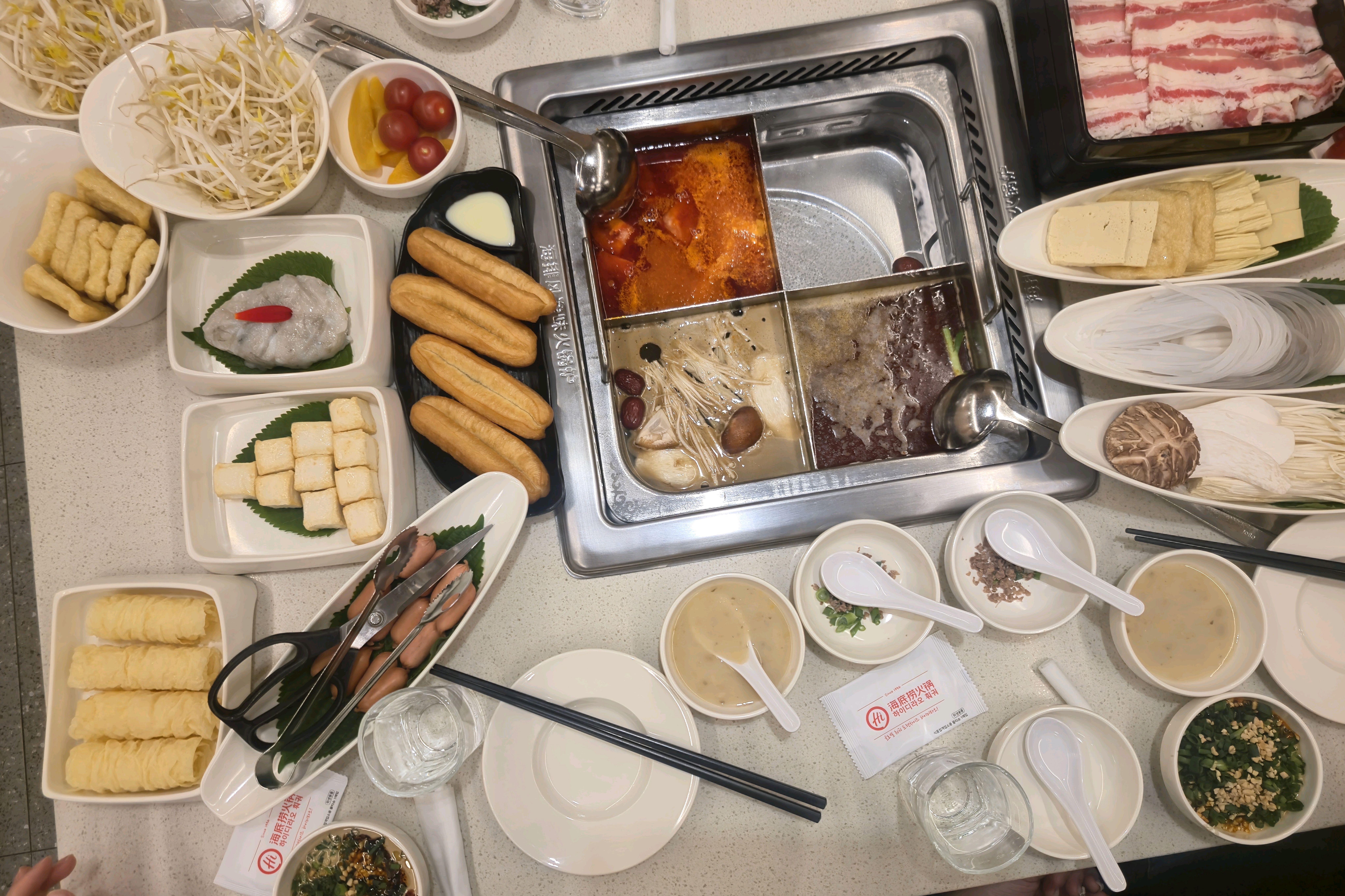 재료의 양이 정말 많아 선택할 수 있는 폭이 넓어서 좋았고 직원 분들은 한 명도 빠짐없이