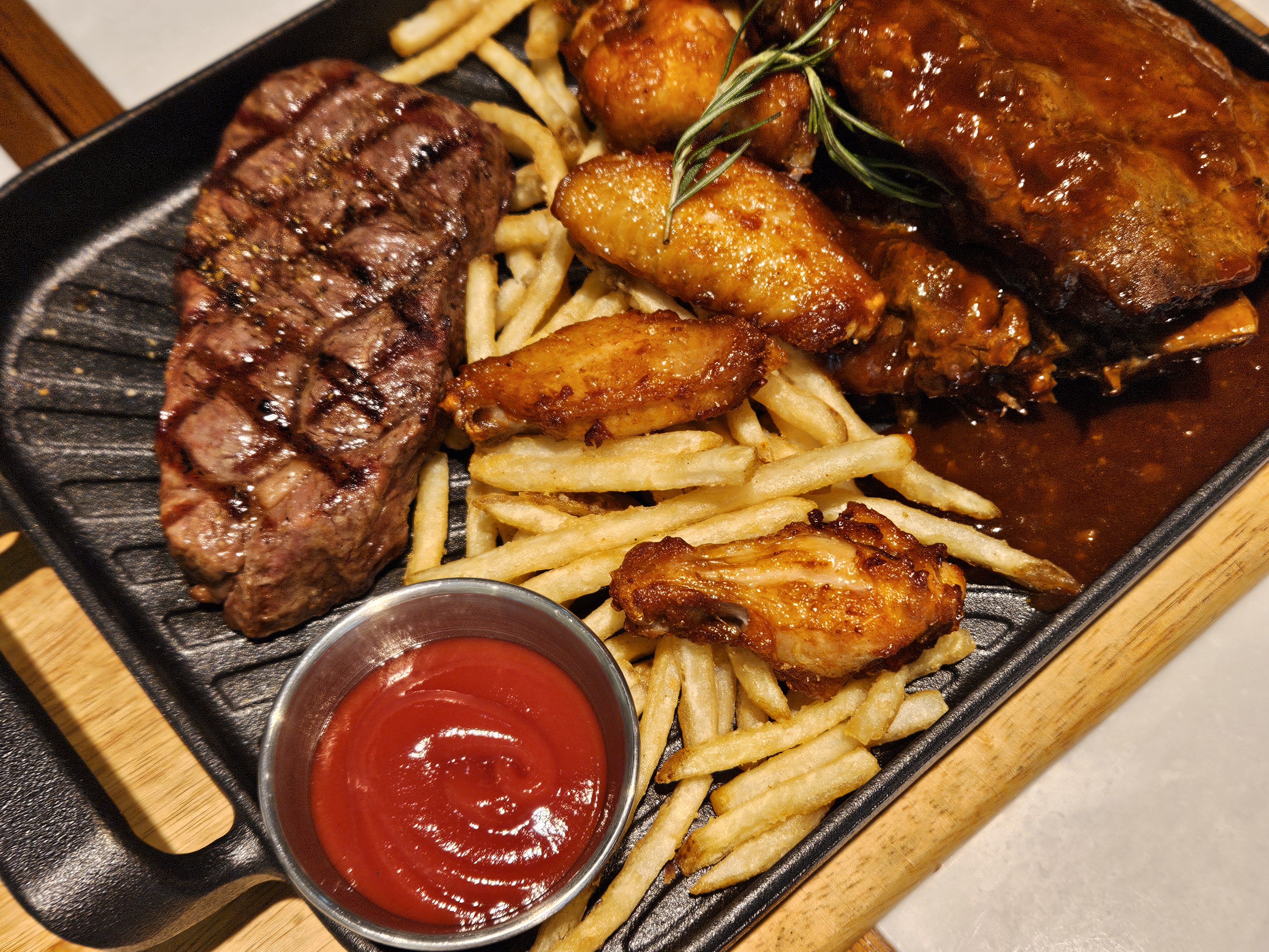 전반적으로 맛있는데 피자는 조금 작고 파스타는 양이 넉넉한 것 같아요! - 천호동 맛집 라그릴리아 천호점