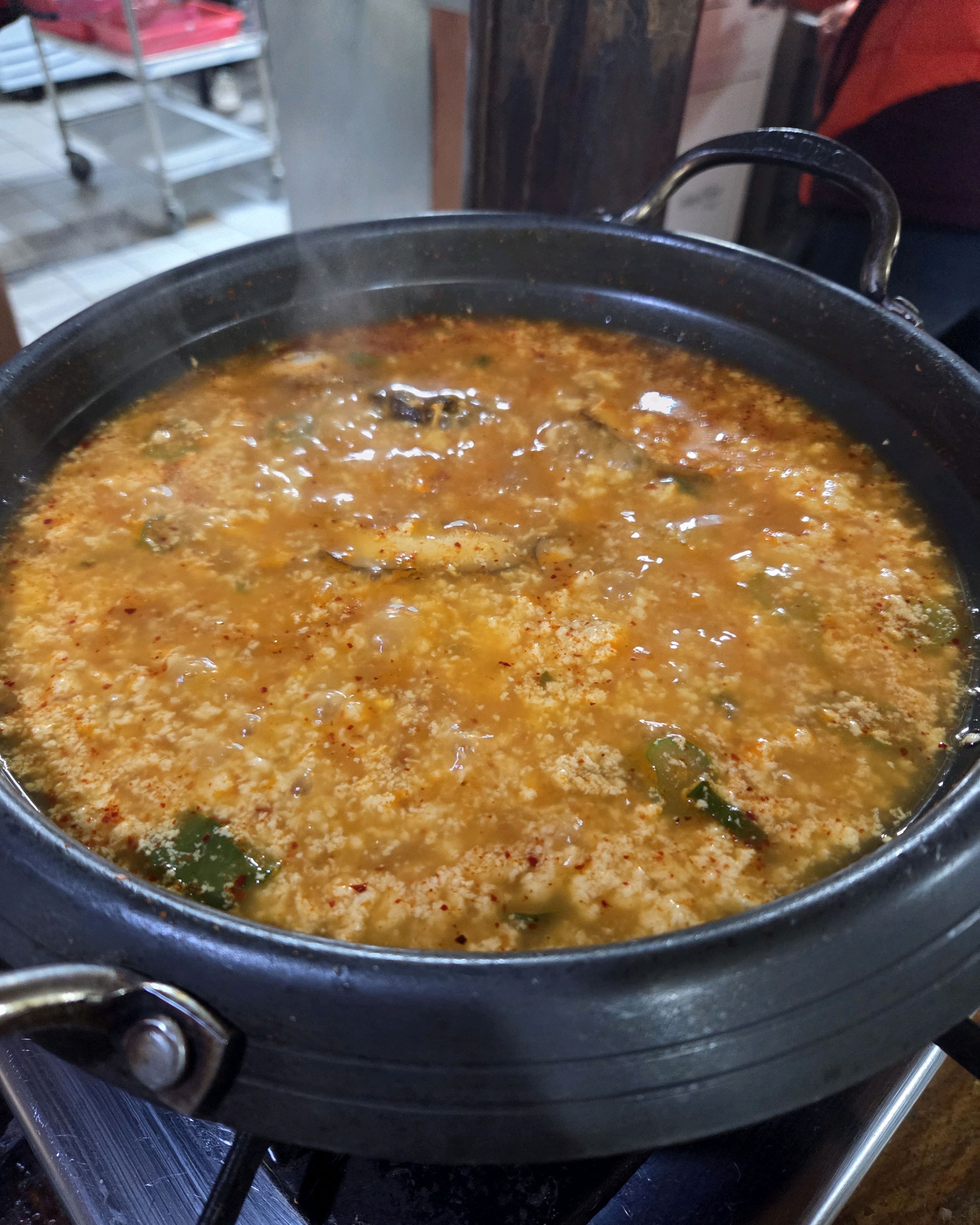 대기 없어서 들어가긴 했는데 맛도 별로, 순두부 양도 적고, 반찬도 부실하고, 관광객들 상