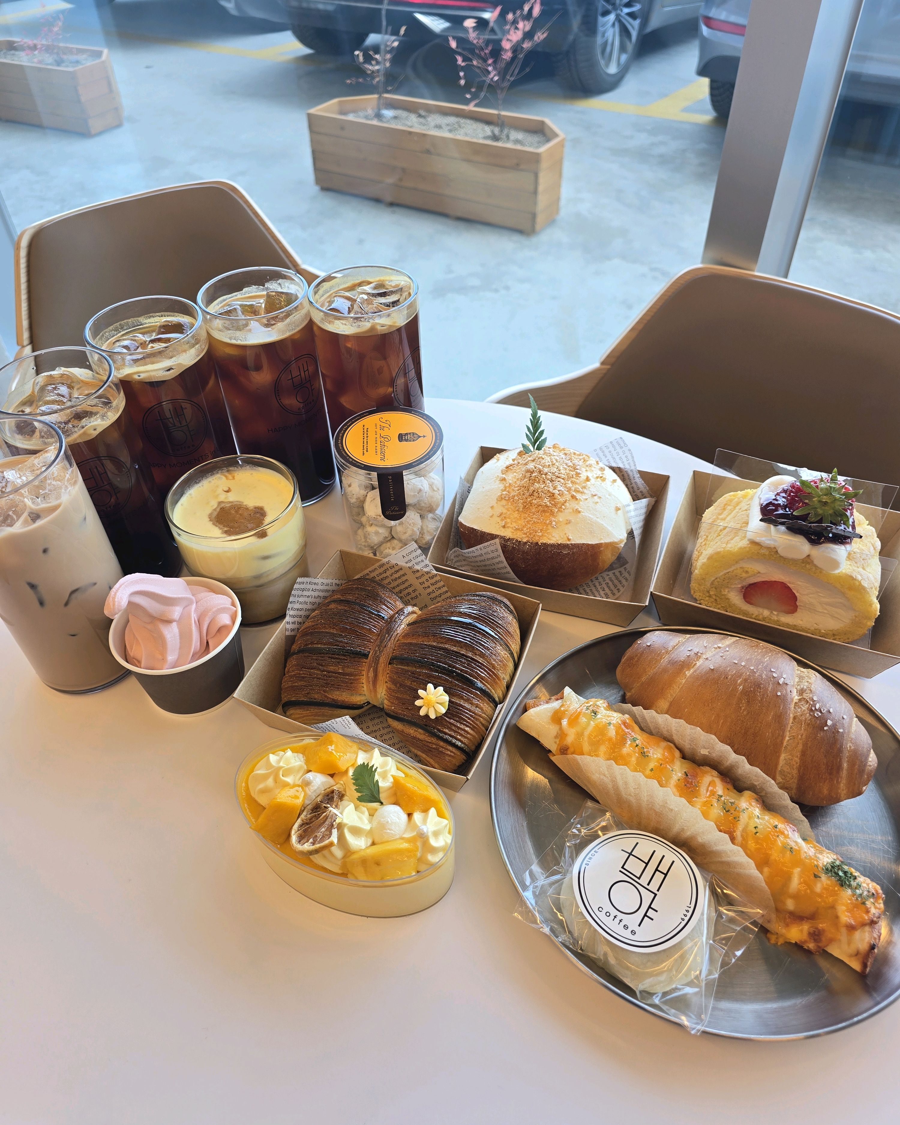 아이스크림은 우유맛보다 딸기가맛잇어요 우유맛너무달아요 커피는산미없어서 너무취향이고 밀크티는