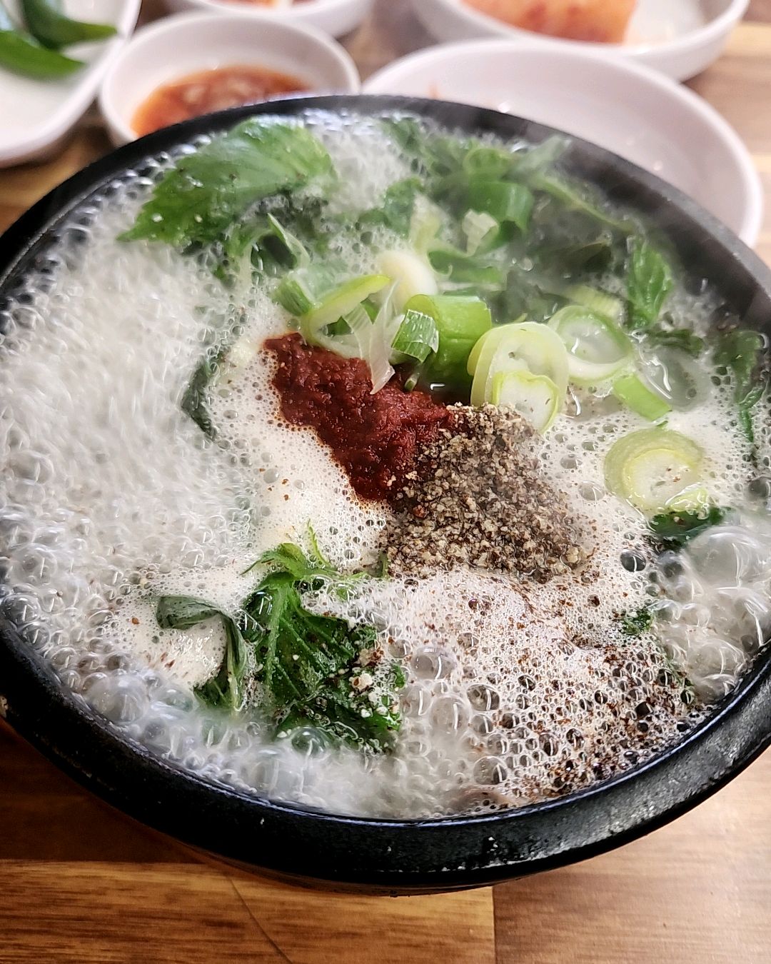 이 집 순대국은 김치와 무가 달고 젓갈 향이 강해 밥과 잘 어울린다. 깻잎과 들깨가루가 잡