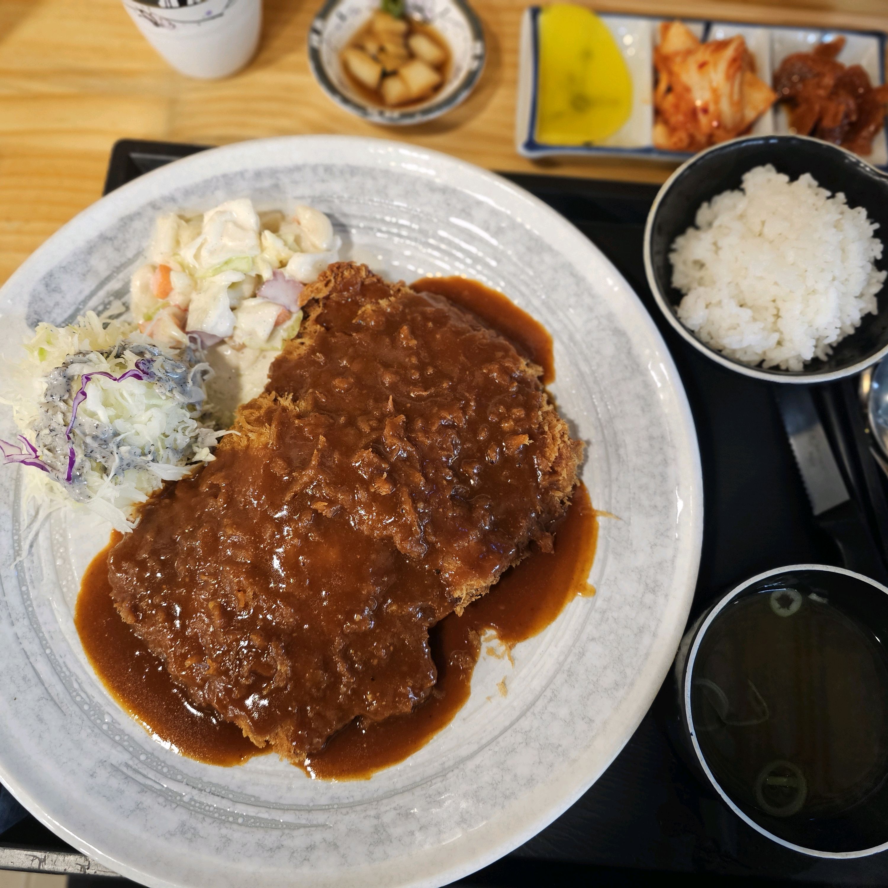 집에서도 가깝고 종종 들리는 곳이예요 음식도 맛있고 반찬도 잘 나와서 좋아요~^^ 샐러드도