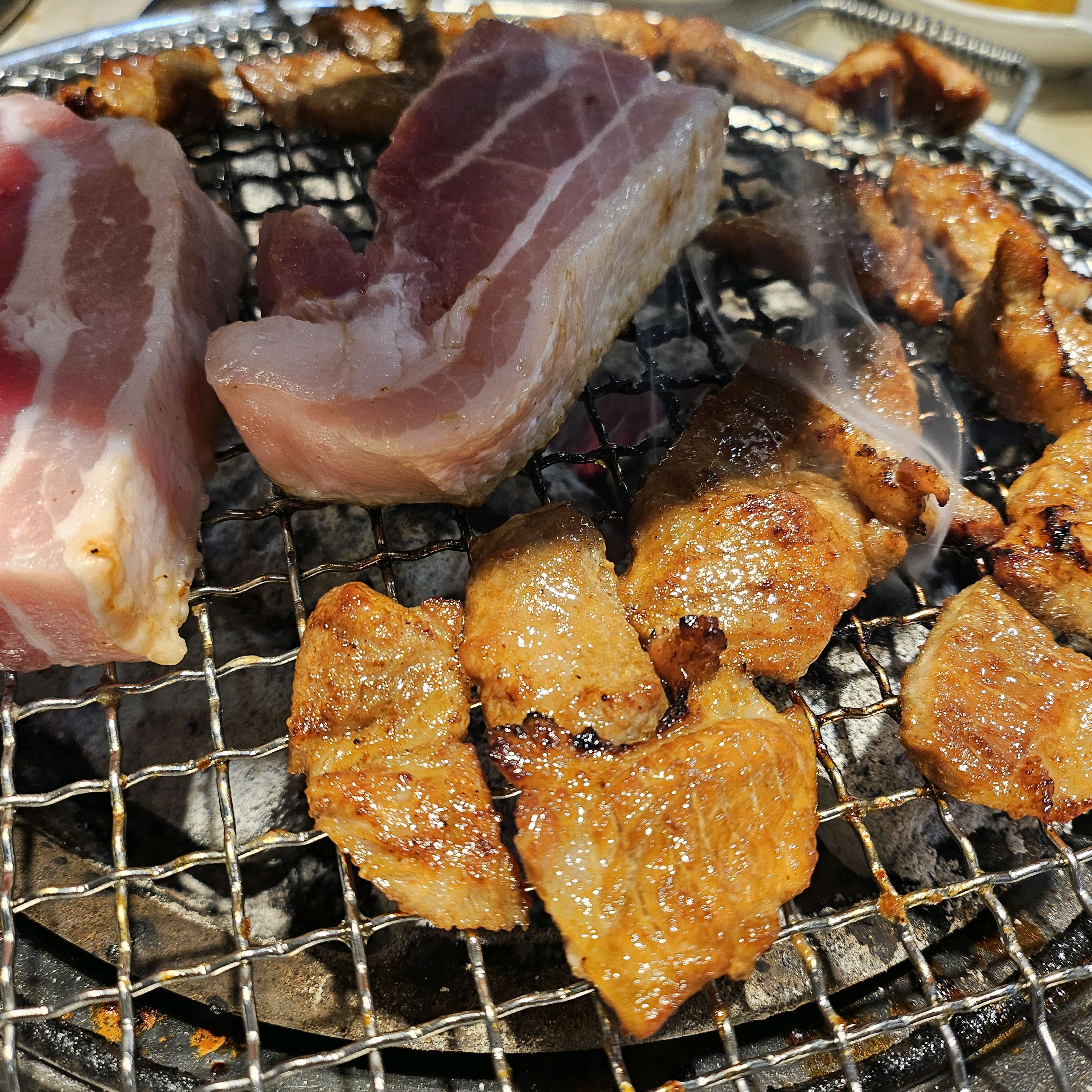 항상 먹을때마다 느끼는거지만...갈비는 맛나긴하는데...삼겹살은 너무 두툼해서 갠적으론 그