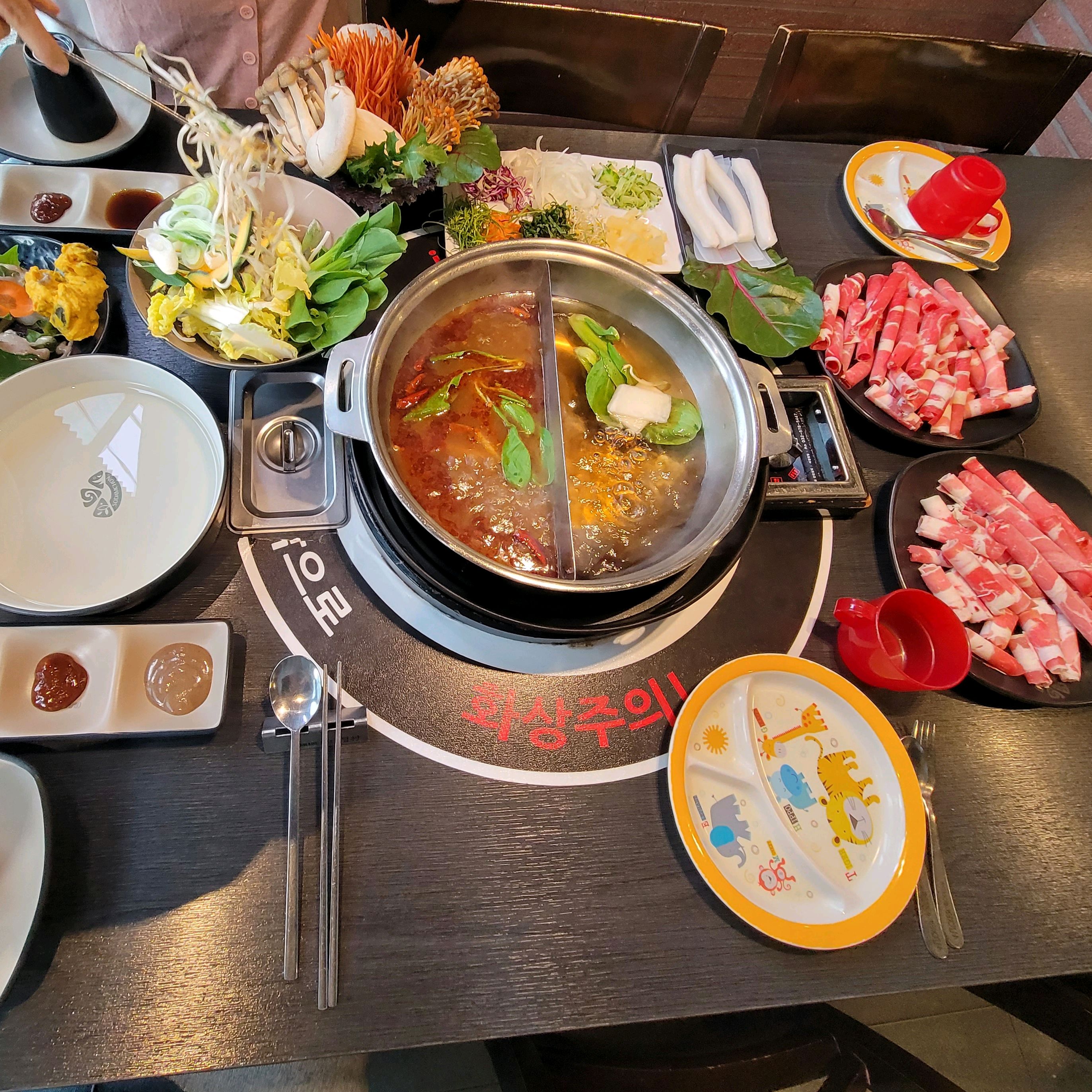 맛있게 배터지게 먹었습니다. 재료 신선하고 육수 맛있어서 맛있게 먹었어요. 셀프바에서 충분