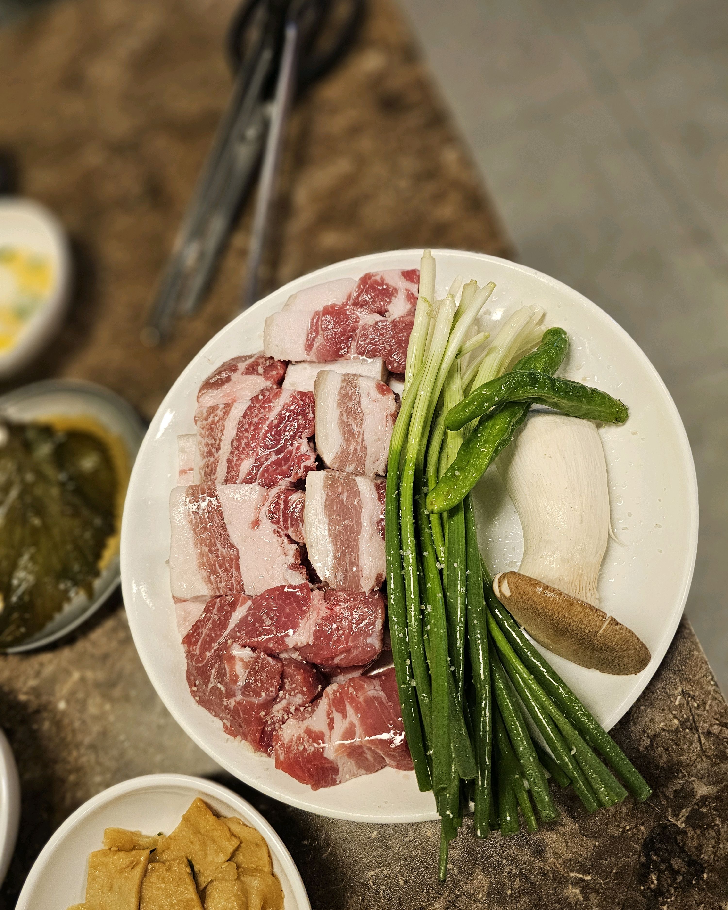 제주 흑돼지 맛집에서 먹는 난축맛돈 숯불구이 최고~~ 반찬도 다 맛있어요 - 제주 맛집 포크80 제주공항점