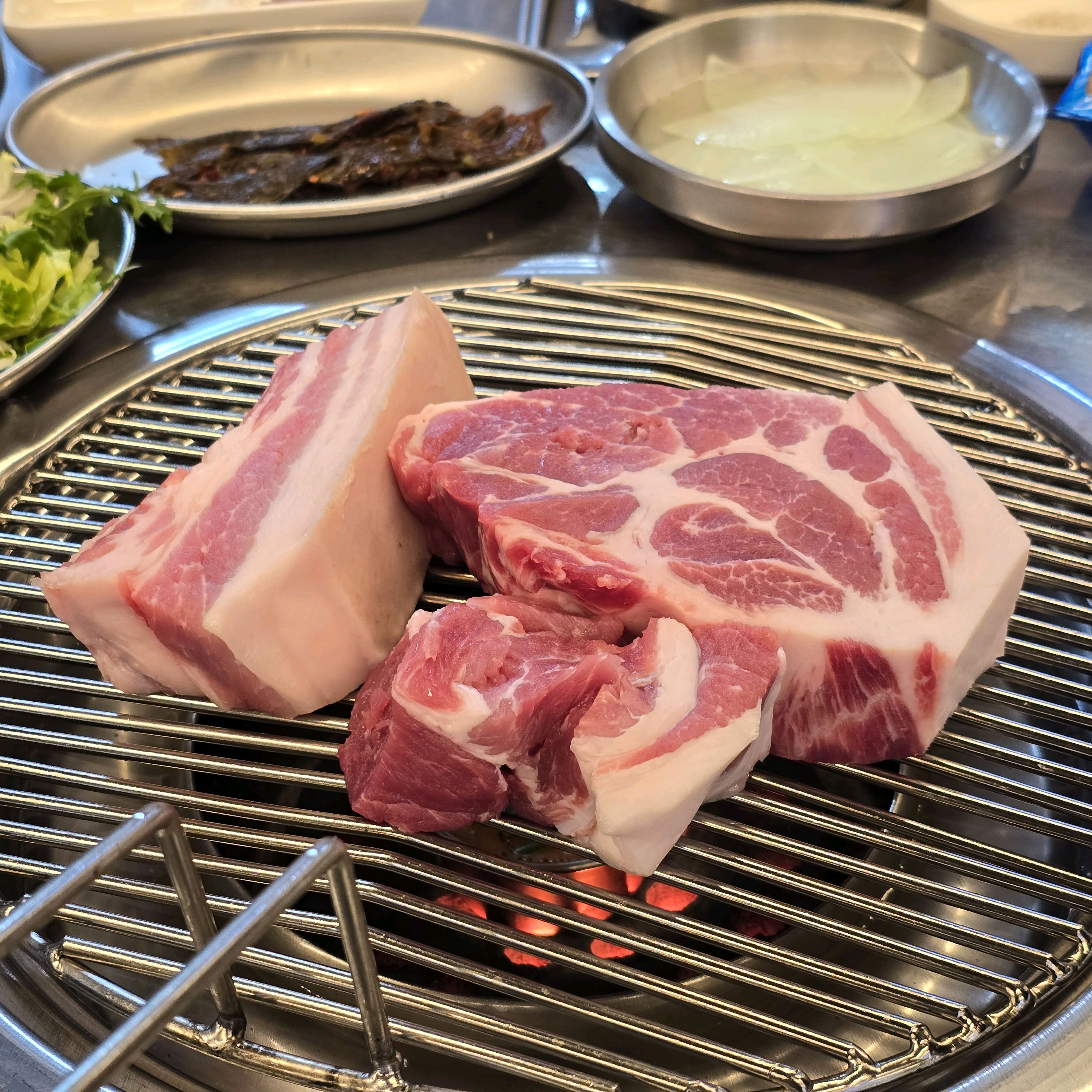 청결한 매장에 주차도 6대정도 가능해보였어요. - 천호동 맛집 돈사돈 강동직영점