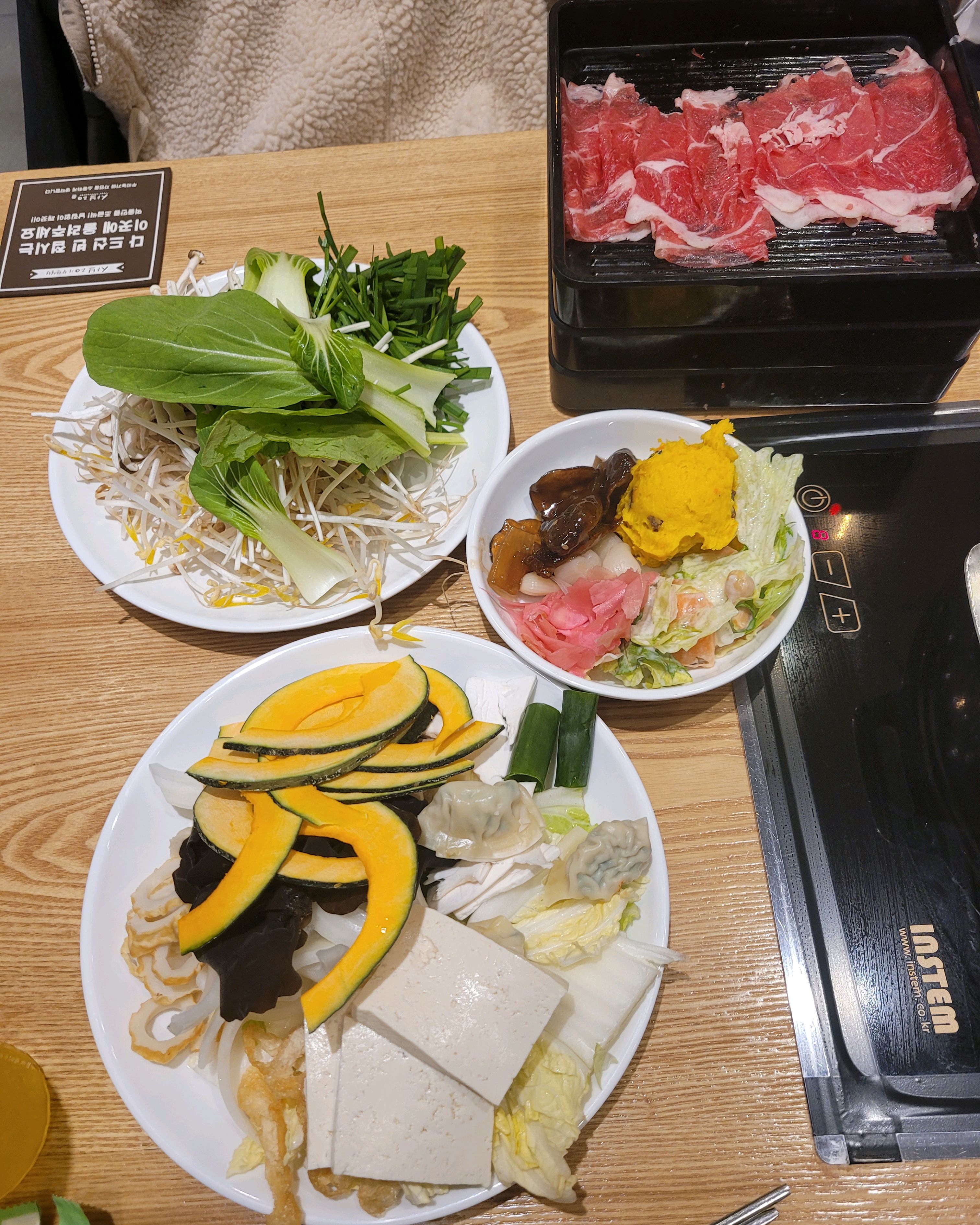 음식들은 좋고 맛남. 고기가 무제한이라 좋고.야채들도 신선함.단 시간을 잘 맞추어가야 쪼매