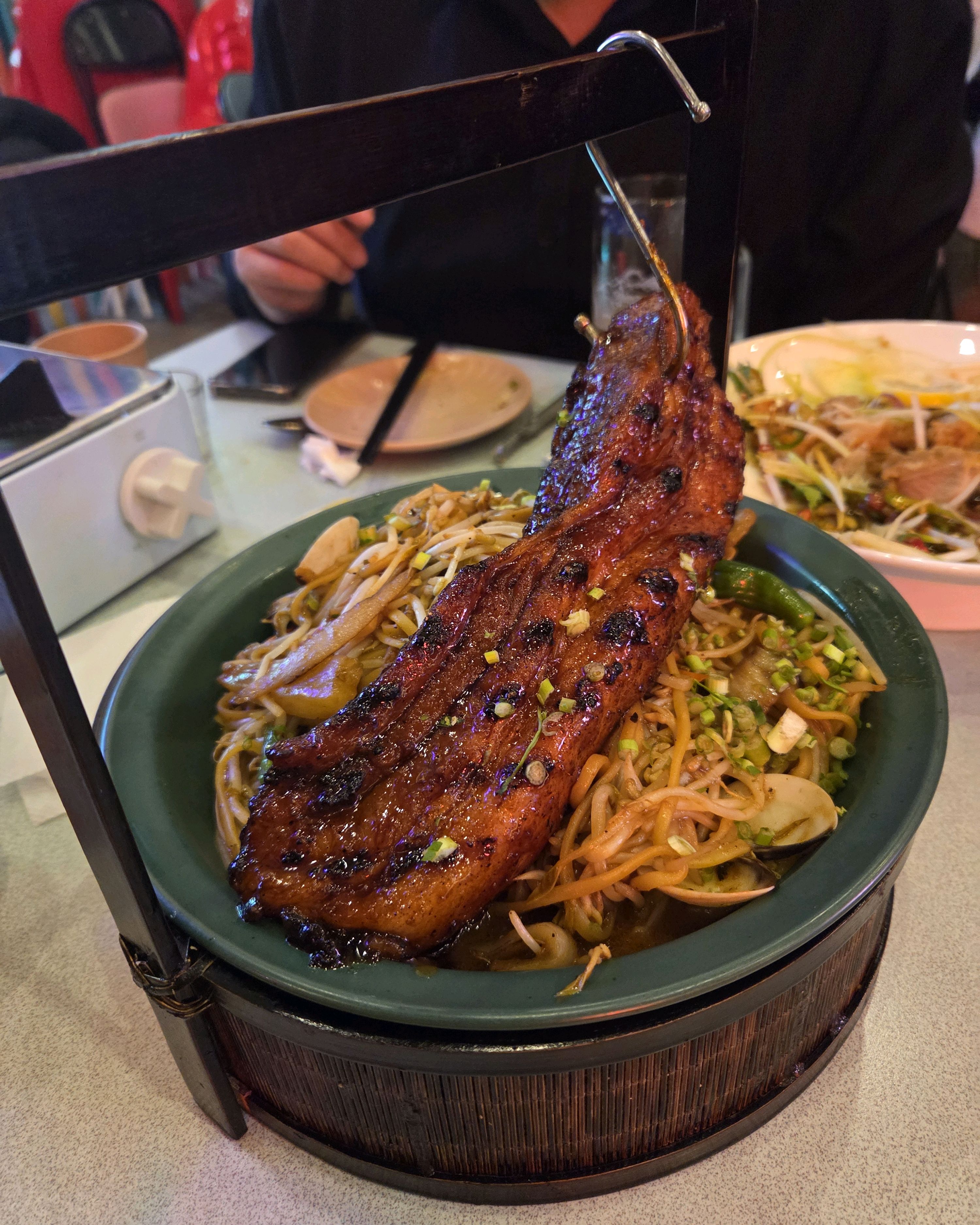 예약 메뉴는 진짜 꼭 예약하고 가서 먹어봤으면 싶음. 요 삼겹살 요게 진짜 아래쪽 그릇도