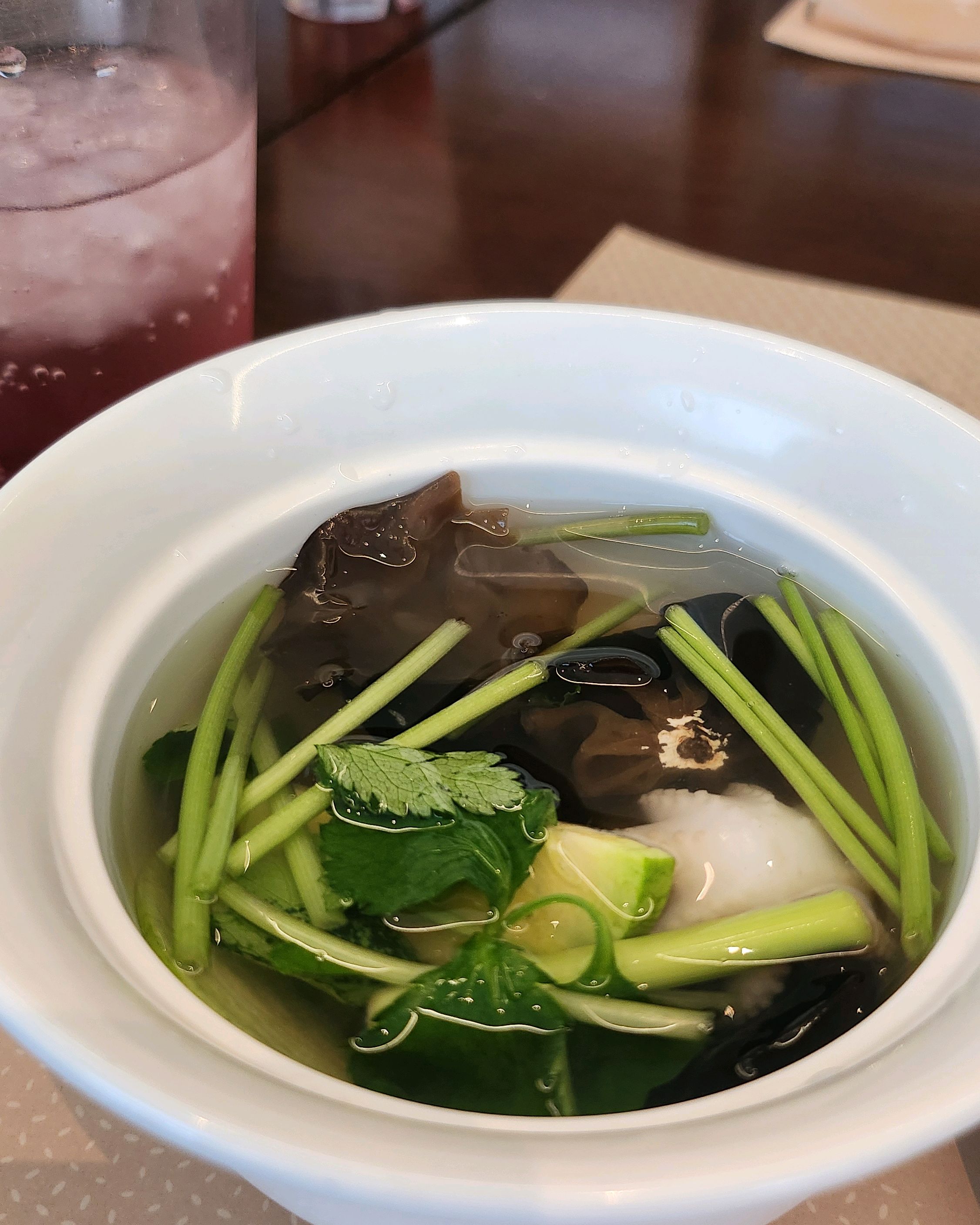 샐러드가 퀄리티가 높고 맛있었어요 화이트 와인하고 뽈뽀 페어링하기 넘 좋았습니다. 예상치못
