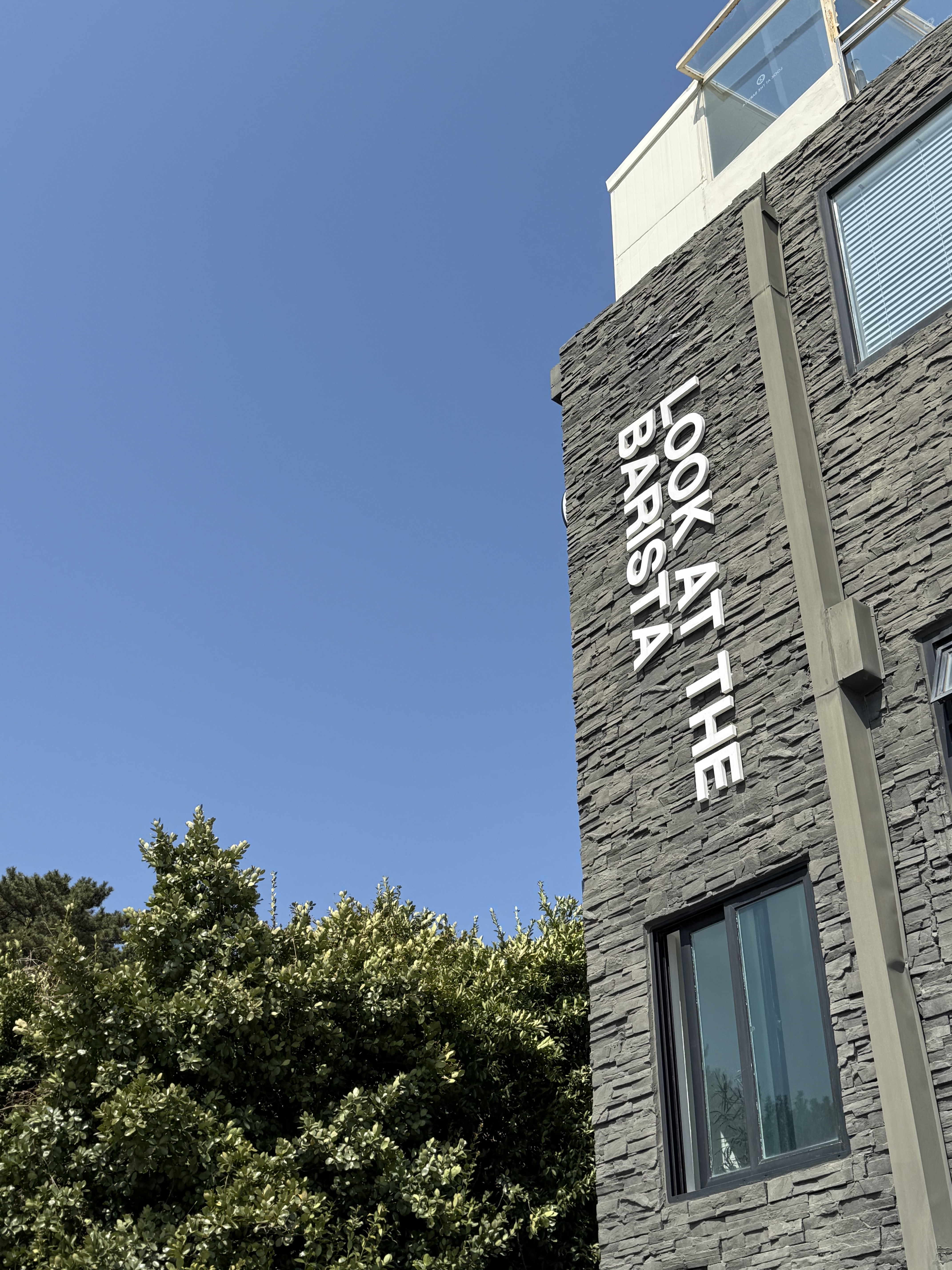 송정바다뷰가 너무 이쁜 룩앳더바리스타에서 핸드드립 커피와 딸기라떼 핑크솔트라떼 먹었어요💕