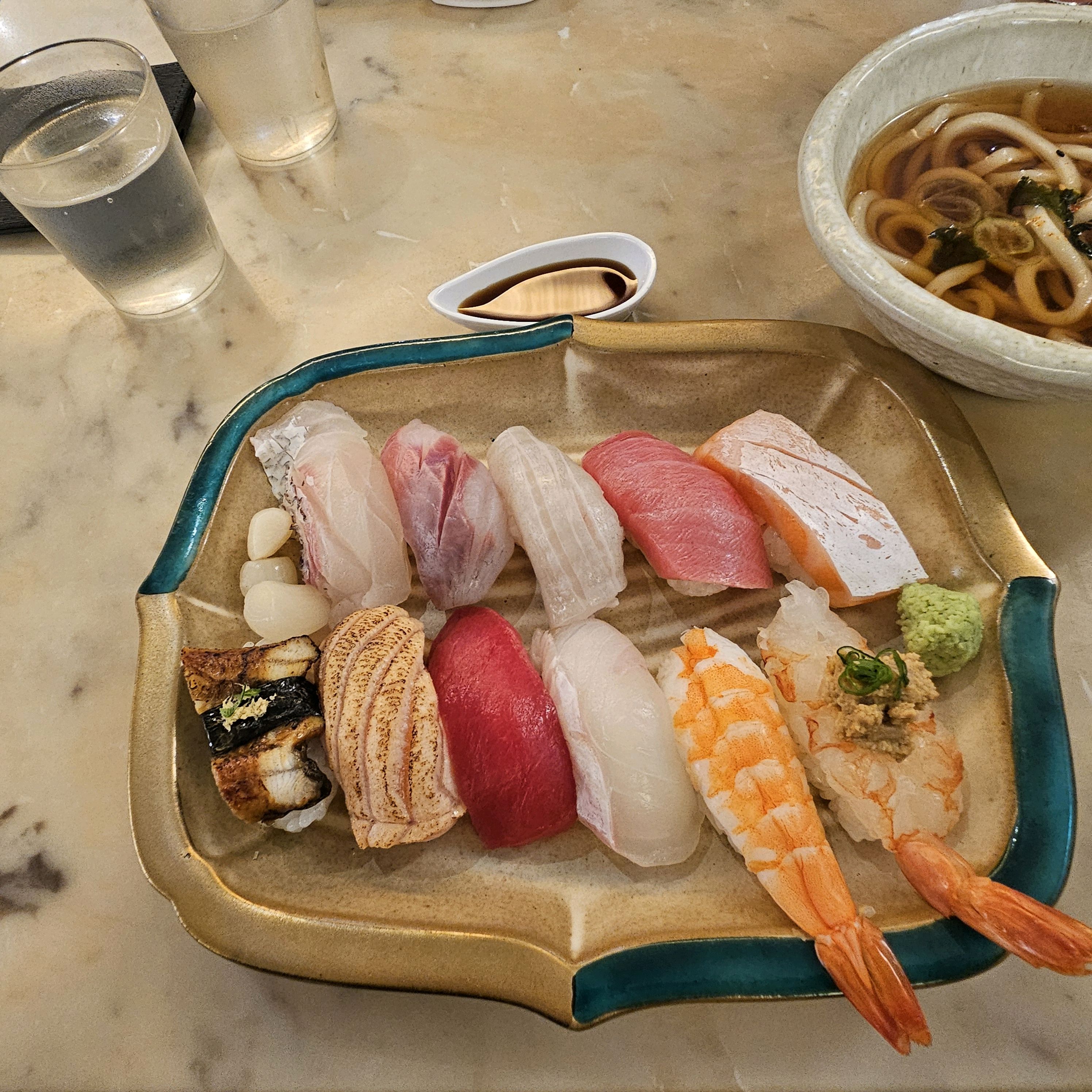 분위기있고 초밥도 맛있었어용 웨이팅이 있으나 오래기다리진 않구요 음..요새 초밥집도 많은데