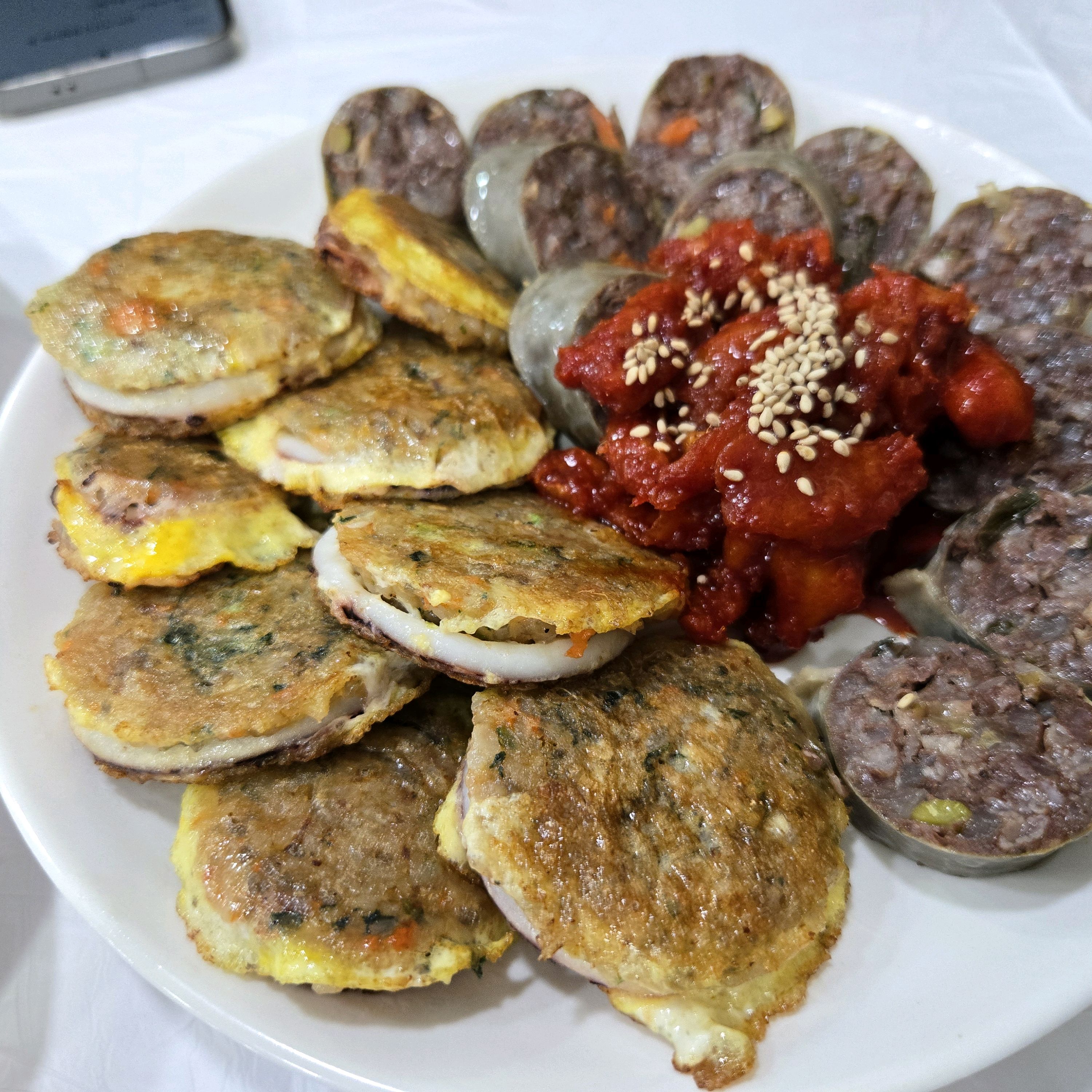 속초 좋아해서 매년 가는데 지금까지 먹어본 오징어순대 중에 제일 맛있었어요! 고사리얼큰순대