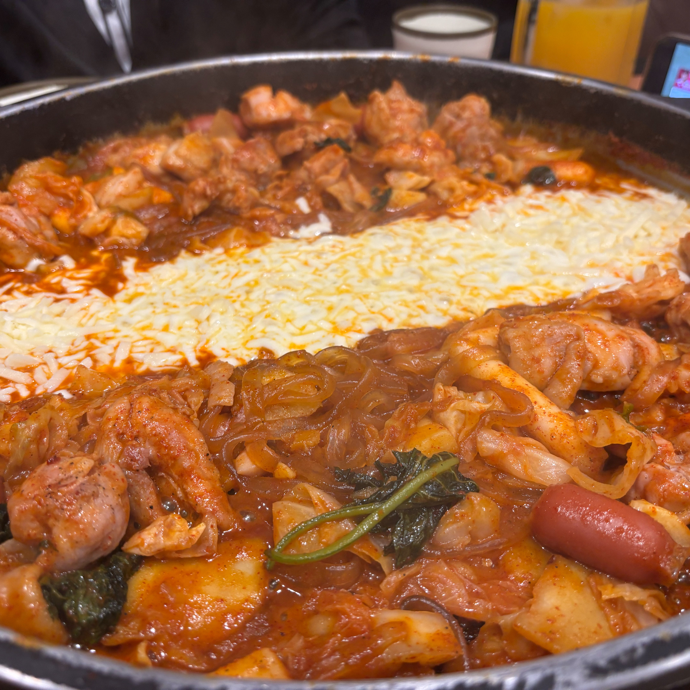 정말 맛있습니다!! 적당한 가격에 치즈+소세지까지! 강추합니다 👍🏻 - 천호동 맛집 천호닭갈비
