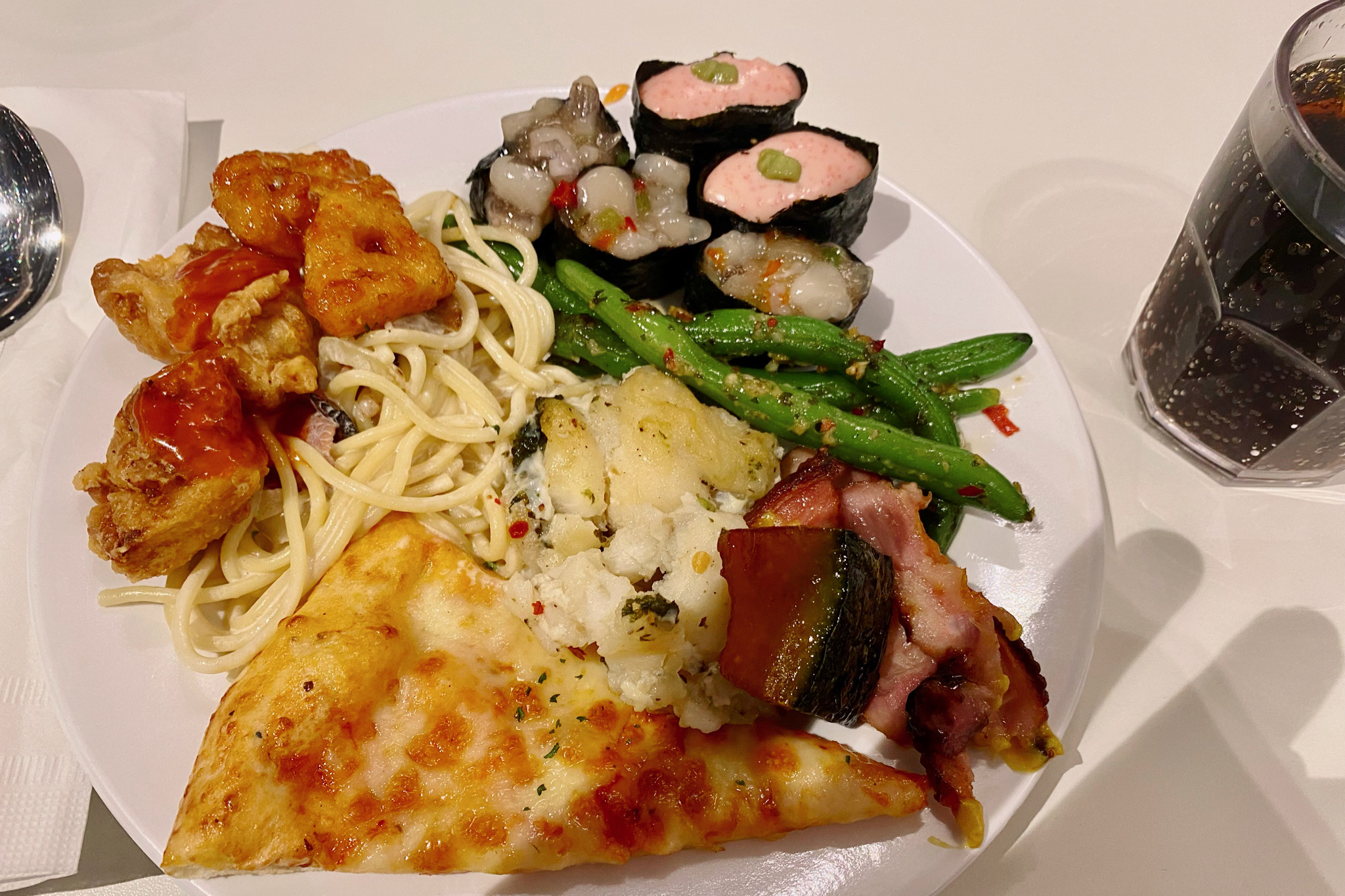 맛있게 잘 먹고 갑니다. 실사점검 기간이라서 그런지 오늘은 매니저급들이 프런트에 있고, 여