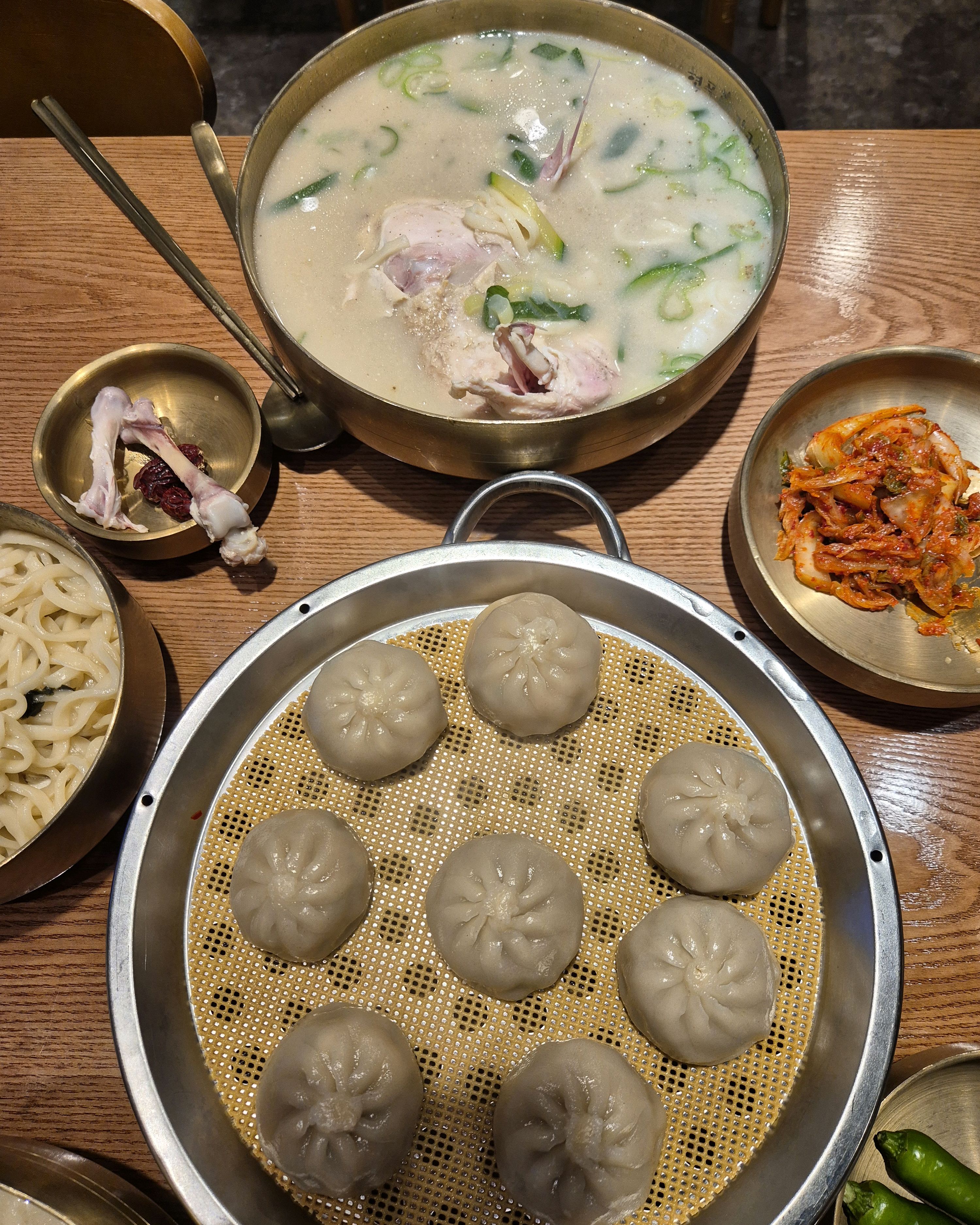 걸쭉하고 간도 딱이고 양이 대박~ ❤️ - 부산역 맛집 현풍닭칼국수 부산역점
