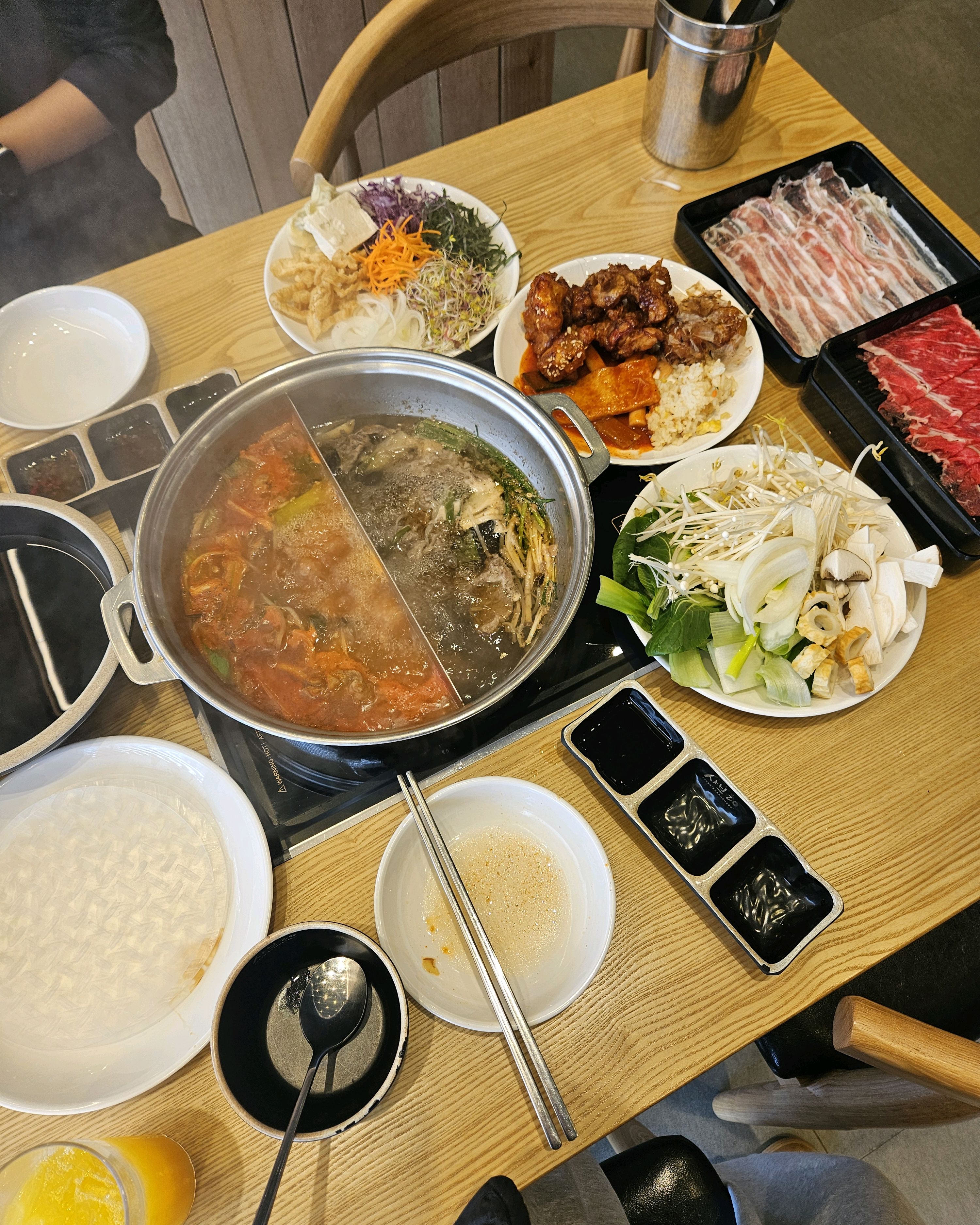 고기까지 무한리필인 샤브샤브 집인데 고기도 맛있고 야채도 엄청 다양하게 많고 샐러드바에 맛