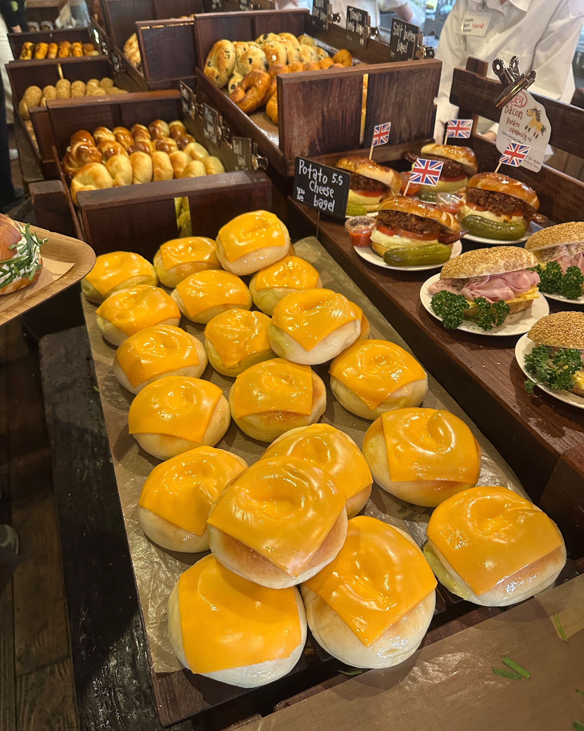 월요일이라 포장 예약은 생각보다 빠르고, 역시 맛있어..🤍 - 도산 맛집 런던베이글뮤지엄 도산점