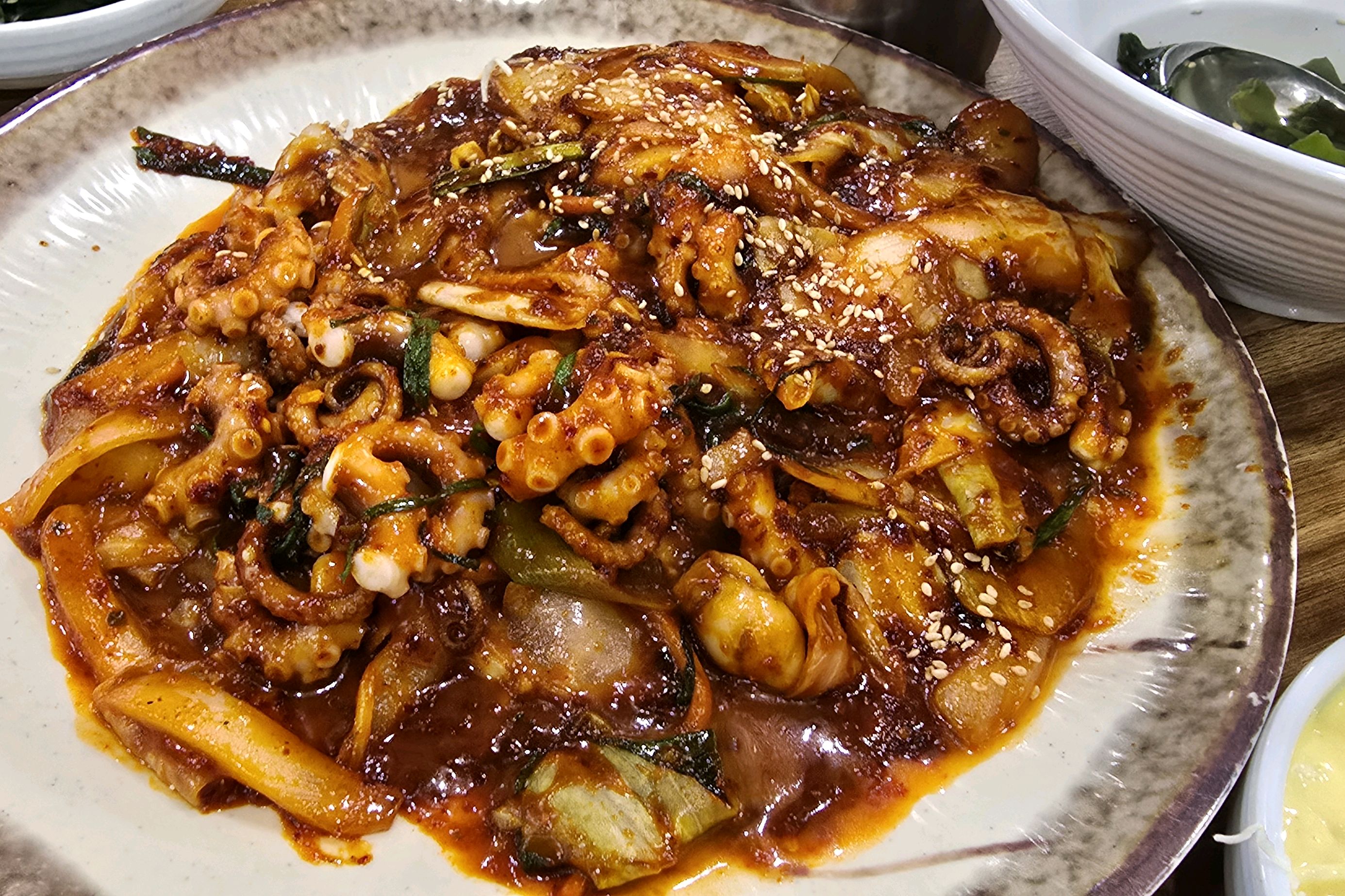 낙지덮밥 적당히 매콤하니 맛있어요. 샐러드바도 있어 자유롭게 이용하기 좋고  남녀노소 모두